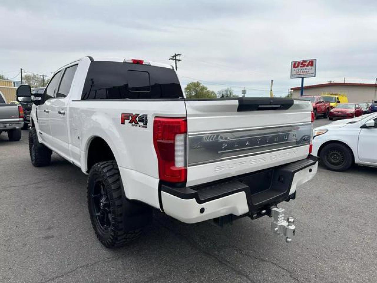 2017 White /No Color Ford F350 Super Duty Crew Cab Platinum Pickup 4D 6 3/4 ft (1FT8W3BT6HE) with an V8, Turbo Diesel, 6.7 Liter engine, Auto, HD 6-Spd SelShft transmission, located at 607 W Columbia Drive, Kennewick, WA, 99336, (509) 987-1069, 46.216743, -119.126404 - Photo#6