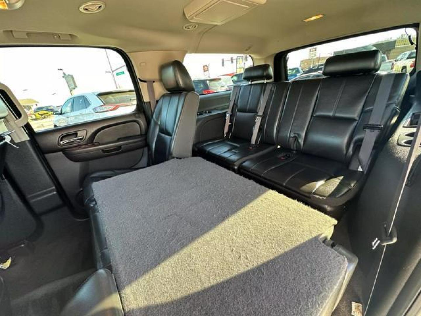 2012 Chevrolet Suburban 1500 LT Sport Utility 4D (1GNSKJE79CR) with an V8, Flex Fuel, 5.3 Liter engine, Automatic, 6-Spd HD w/Overdrive transmission, located at 607 W Columbia Drive, Kennewick, WA, 99336, (509) 987-1069, 46.216743, -119.126404 - Photo#11