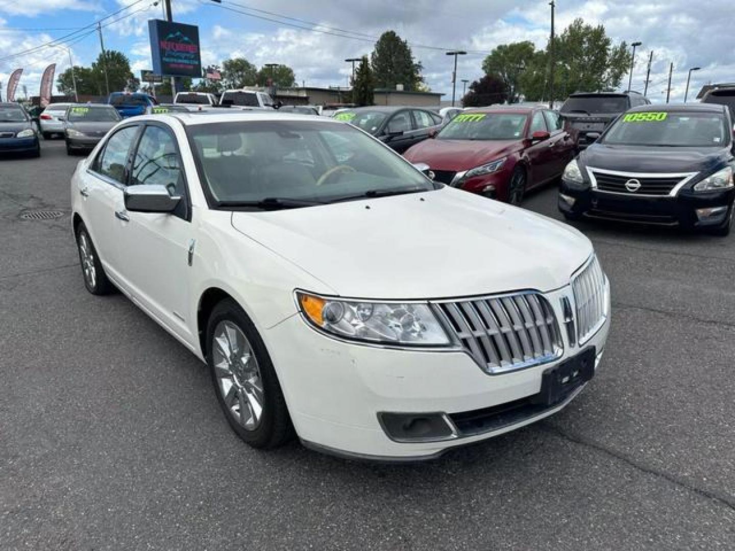 2012 White Lincoln MKZ Hybrid Sedan 4D (3LNDL2L30CR) with an 4-Cyl, Hybrid, 2.5 Liter engine, Automatic, CVT transmission, located at 607 W Columbia Drive, Kennewick, WA, 99336, (509) 987-1069, 46.216743, -119.126404 - Photo#2