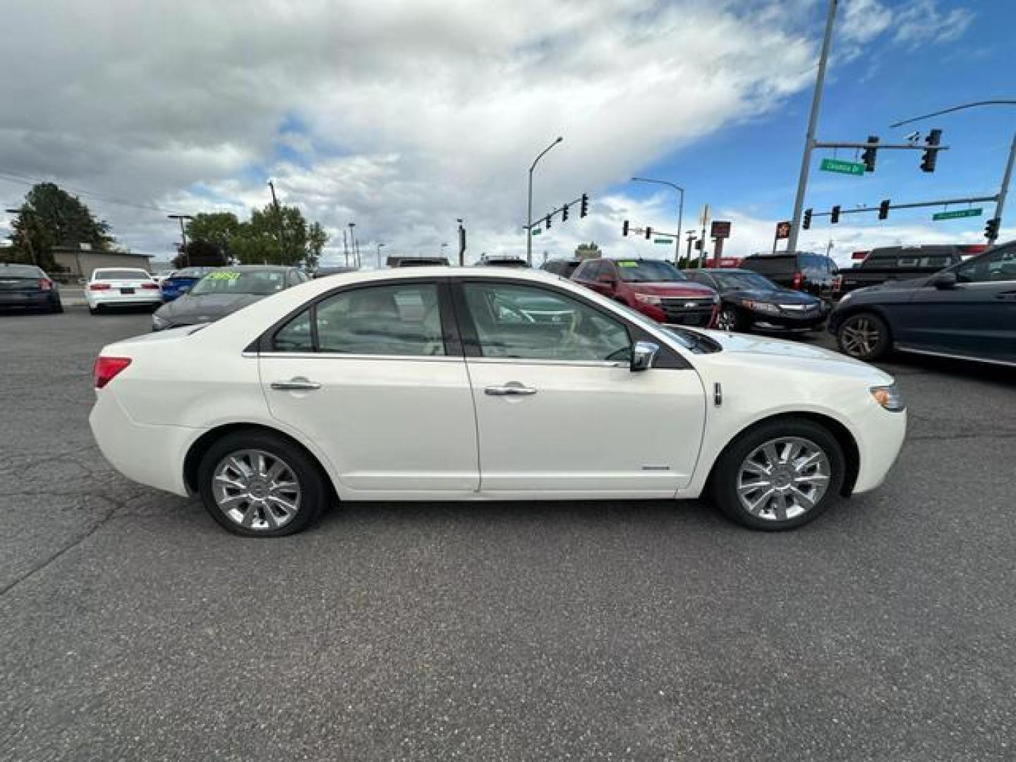 2012 White Lincoln MKZ Hybrid Sedan 4D (3LNDL2L30CR) with an 4-Cyl, Hybrid, 2.5 Liter engine, Automatic, CVT transmission, located at 607 W Columbia Drive, Kennewick, WA, 99336, (509) 987-1069, 46.216743, -119.126404 - Photo#3