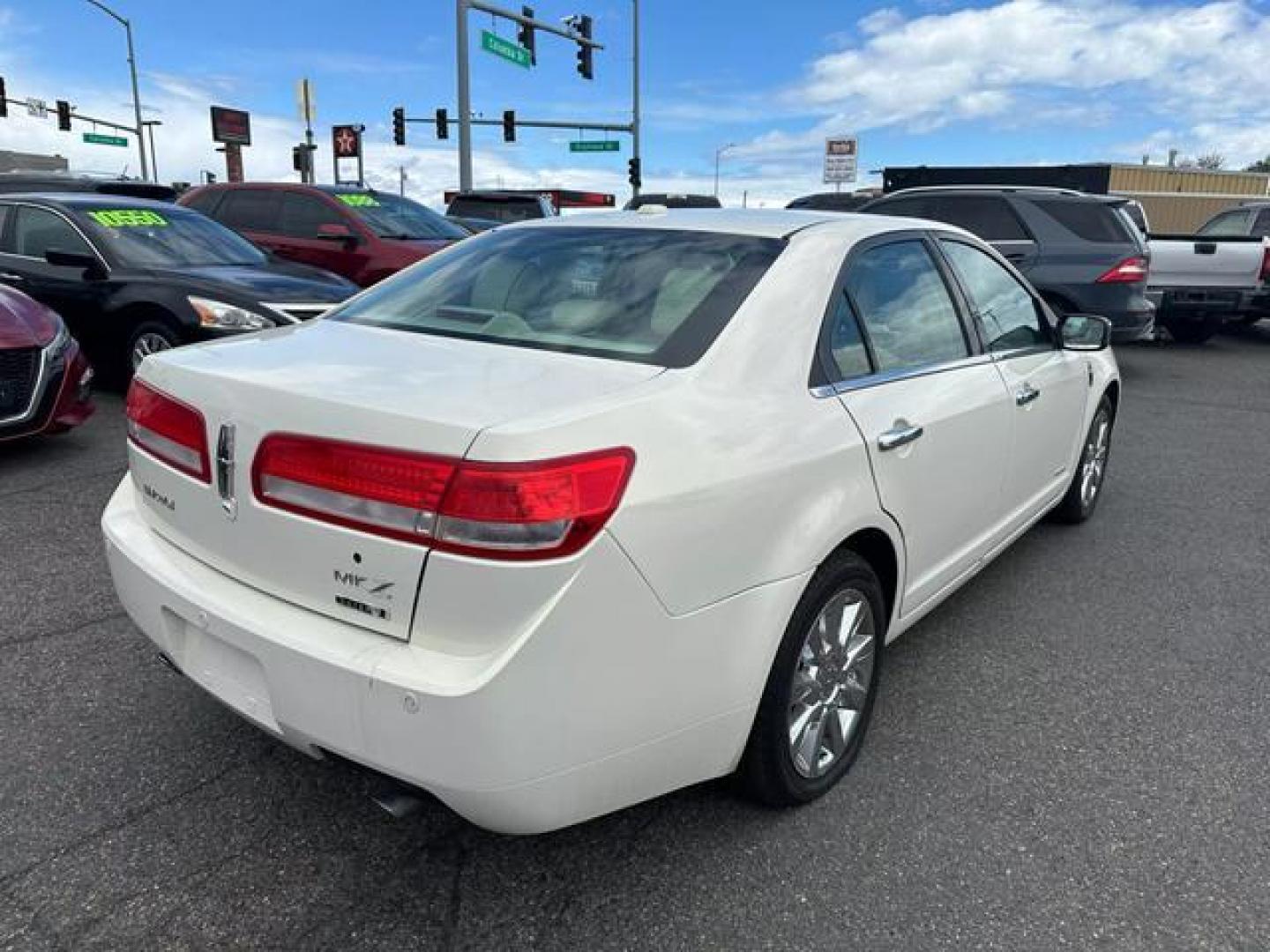 2012 White Lincoln MKZ Hybrid Sedan 4D (3LNDL2L30CR) with an 4-Cyl, Hybrid, 2.5 Liter engine, Automatic, CVT transmission, located at 607 W Columbia Drive, Kennewick, WA, 99336, (509) 987-1069, 46.216743, -119.126404 - Photo#4