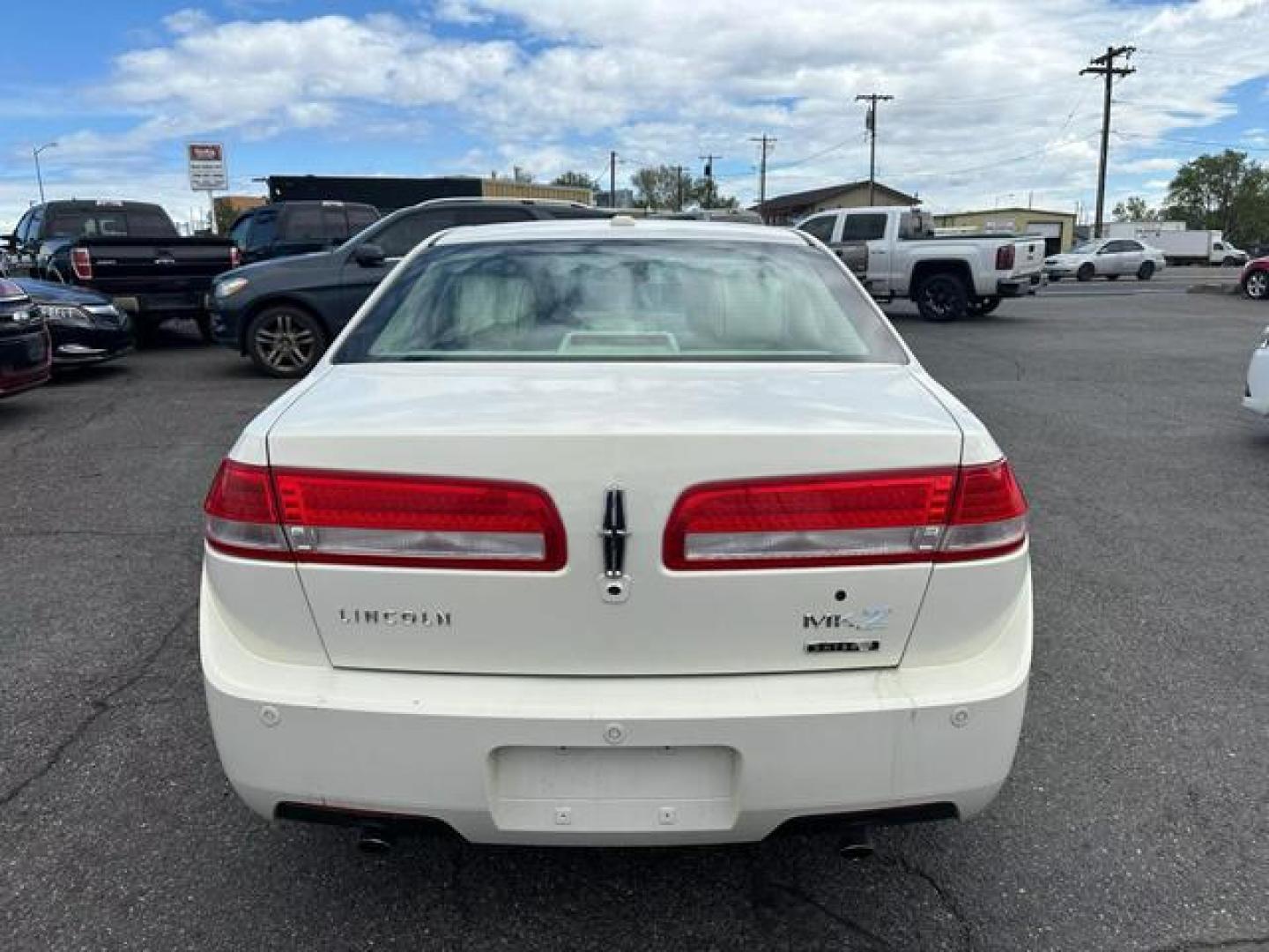 2012 White Lincoln MKZ Hybrid Sedan 4D (3LNDL2L30CR) with an 4-Cyl, Hybrid, 2.5 Liter engine, Automatic, CVT transmission, located at 607 W Columbia Drive, Kennewick, WA, 99336, (509) 987-1069, 46.216743, -119.126404 - Photo#5