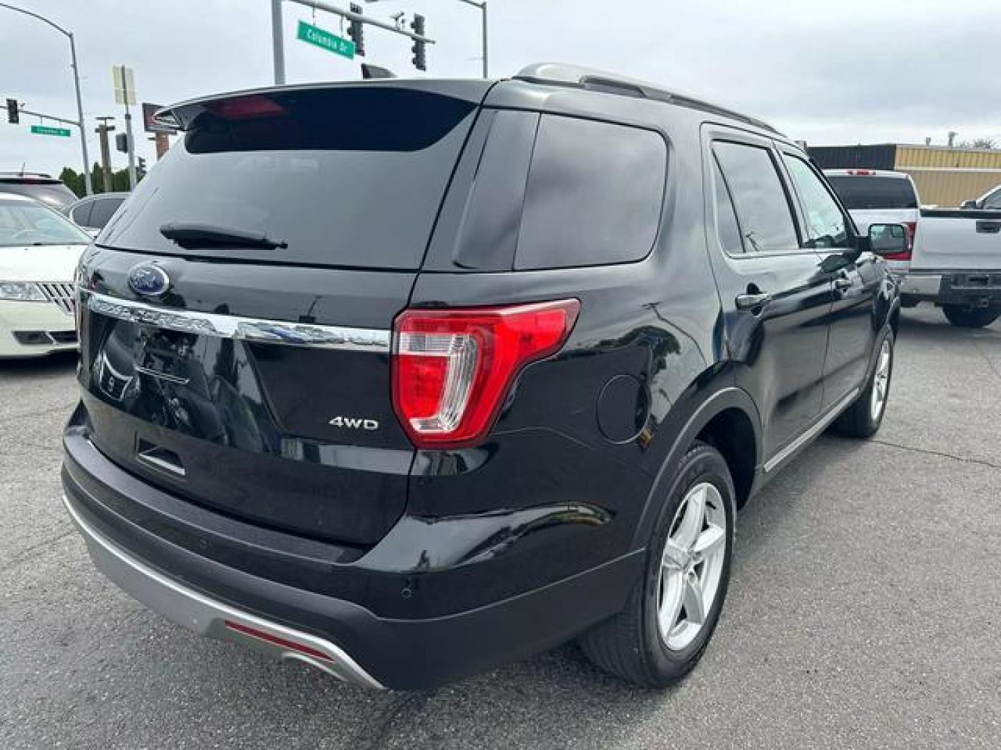 2017 Black /No Color Ford Explorer XLT Sport Utility 4D (1FM5K8D82HG) with an V6, Flex Fuel, 3.5L engine, Auto, 6-Spd SelectShift transmission, located at 607 W Columbia Drive, Kennewick, WA, 99336, (509) 987-1069, 46.216743, -119.126404 - Photo#4