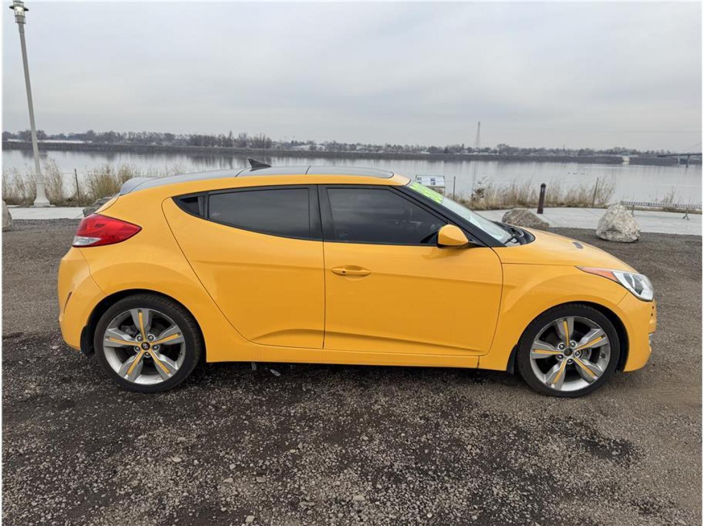 2013 Yellow /No Color Hyundai Veloster Coupe 3D (KMHTC6AD4DU) with an 4-Cyl, 1.6 Liter engine, Auto, 6-Spd EcoShft DCT transmission, located at 607 W Columbia Drive, Kennewick, WA, 99336, (509) 987-1069, 46.216743, -119.126404 - Photo#9