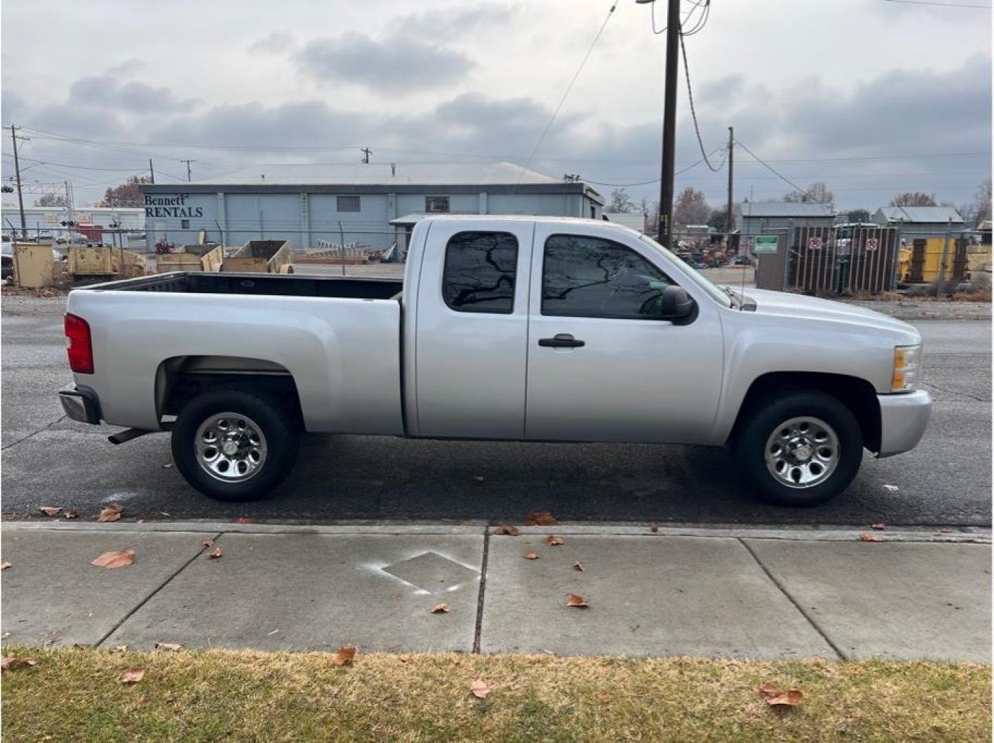 2011 Silver /No Color Chevrolet Silverado 1500 Extended Cab LS Pickup 4D 6 1/2 ft (1GCRCREA6BZ) with an V8, Flex Fuel, 4.8 Liter engine, Automatic, 4-Spd w/Overdrive transmission, located at 607 W Columbia Drive, Kennewick, WA, 99336, (509) 987-1069, 46.216743, -119.126404 - Photo#3