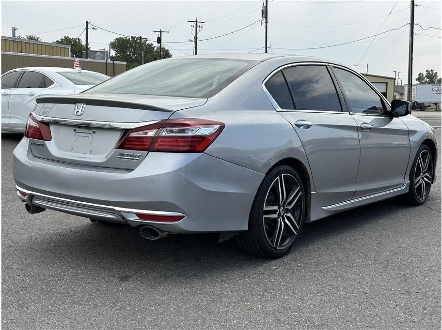 2017 Silver /No Color Honda Accord Sport SE Sedan 4D (1HGCR2F14HA) with an 4-Cyl, i-VTEC, 2.4 Liter engine, Auto, CVT w/Sport Mode transmission, located at 607 W Columbia Drive, Kennewick, WA, 99336, (509) 987-1069, 46.216743, -119.126404 - Photo#4