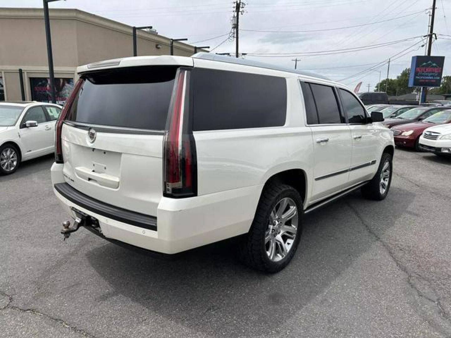 2015 White Cadillac Escalade ESV Premium Sport Utility 4D (1GYS4JKJ0FR) with an V8, Flex Fuel, 6.2 Liter engine, Auto, 6-Spd HD Overdrive transmission, located at 607 W Columbia Drive, Kennewick, WA, 99336, (509) 987-1069, 46.216743, -119.126404 - Photo#4