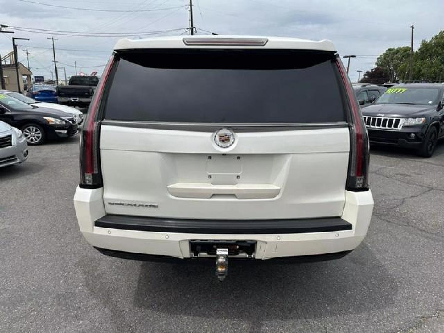 2015 White Cadillac Escalade ESV Premium Sport Utility 4D (1GYS4JKJ0FR) with an V8, Flex Fuel, 6.2 Liter engine, Auto, 6-Spd HD Overdrive transmission, located at 607 W Columbia Drive, Kennewick, WA, 99336, (509) 987-1069, 46.216743, -119.126404 - Photo#5