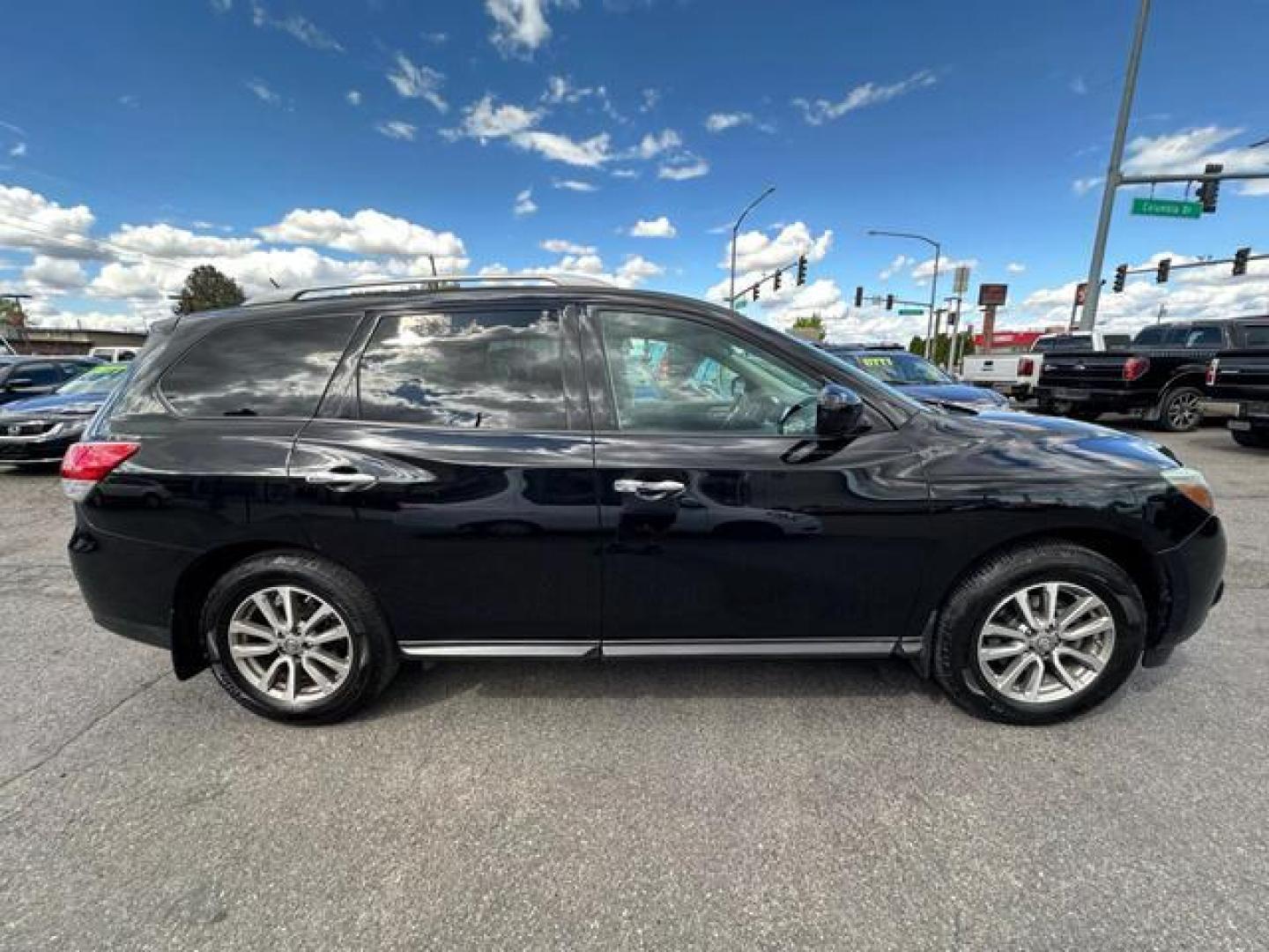 2014 Black Nissan Pathfinder SV Sport Utility 4D (5N1AR2MN0EC) , Automatic, CVT transmission, located at 607 W Columbia Drive, Kennewick, WA, 99336, (509) 987-1069, 46.216743, -119.126404 - Photo#3