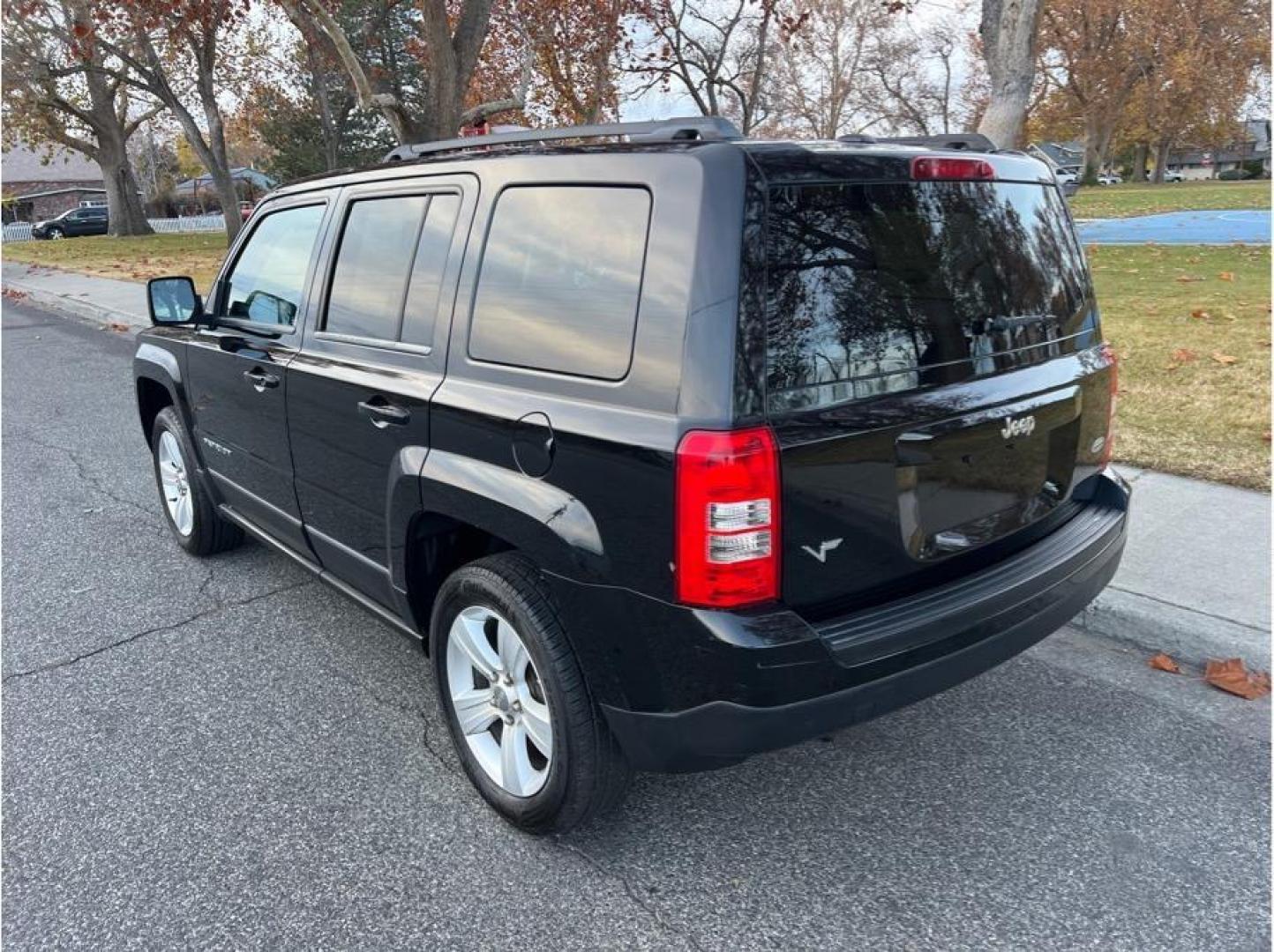 2012 No Color /No Color Jeep Patriot Latitude Sport Utility 4D (1C4NJPFB0CD) with an 4-Cyl, 2.4 Liter engine, Auto, CVT w/AutoStick transmission, located at 607 W Columbia Drive, Kennewick, WA, 99336, (509) 987-1069, 46.216743, -119.126404 - Photo#6