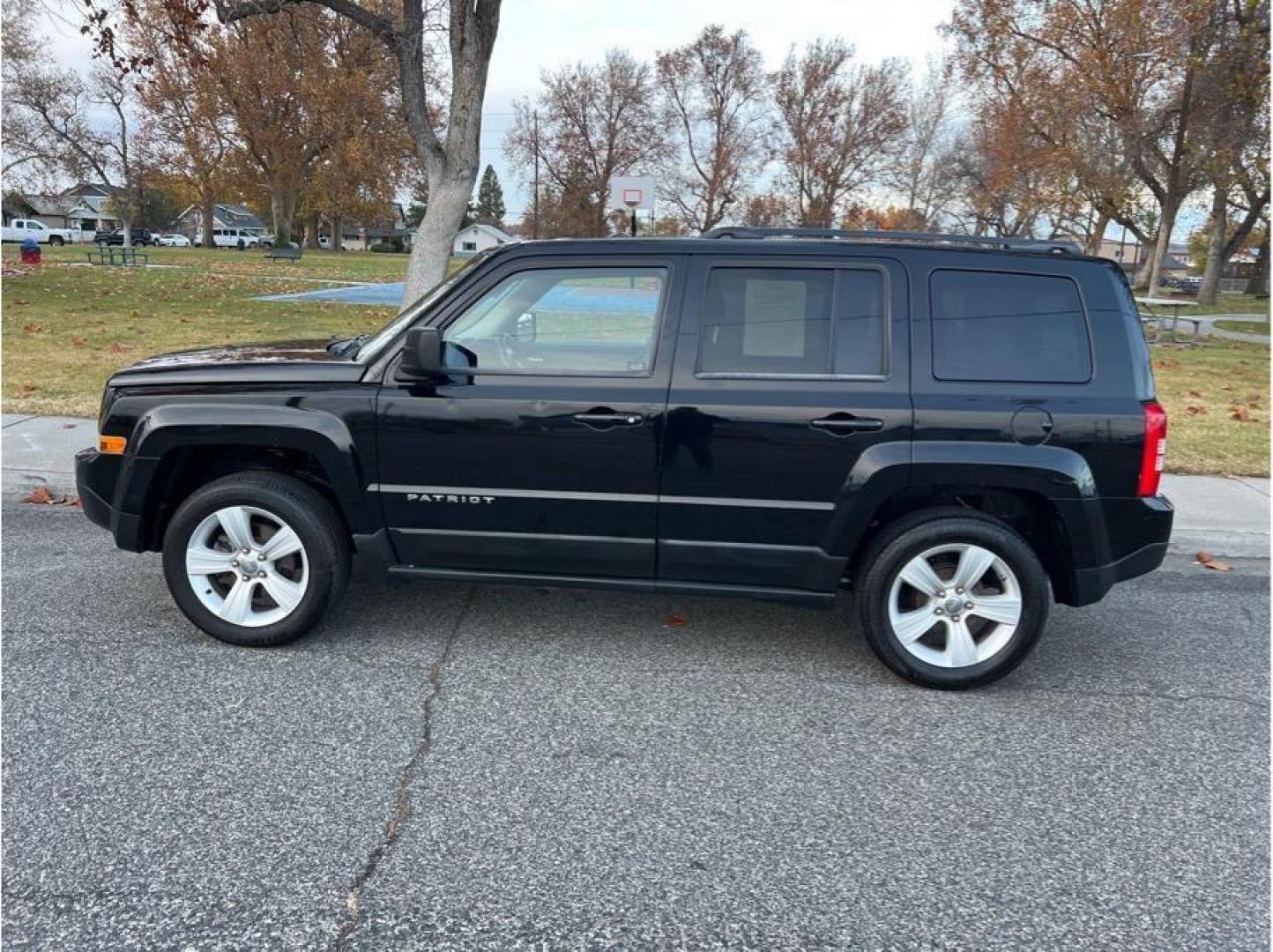 2012 No Color /No Color Jeep Patriot Latitude Sport Utility 4D (1C4NJPFB0CD) with an 4-Cyl, 2.4 Liter engine, Auto, CVT w/AutoStick transmission, located at 607 W Columbia Drive, Kennewick, WA, 99336, (509) 987-1069, 46.216743, -119.126404 - Photo#7