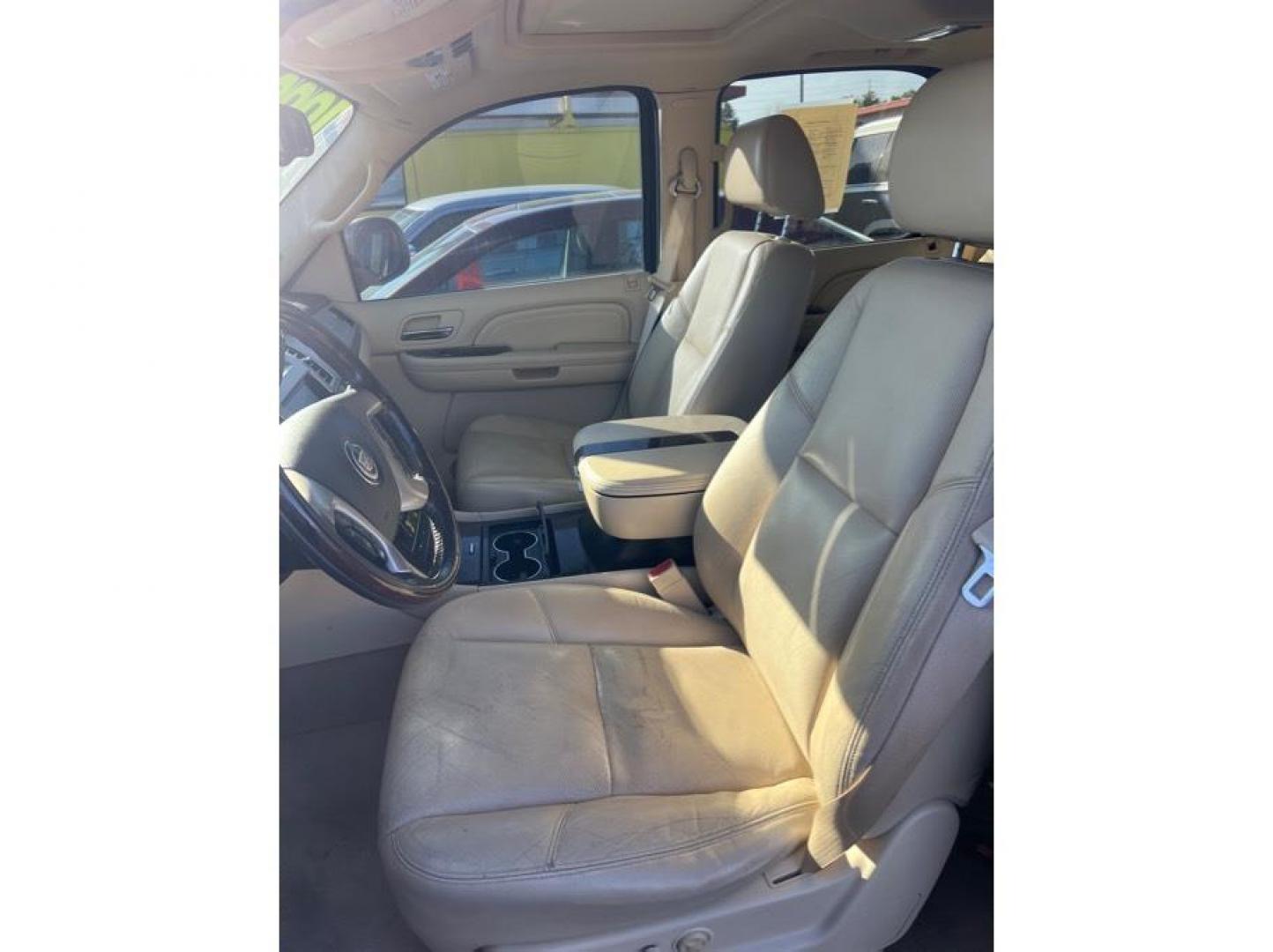 2008 Gold /No Color Cadillac Escalade (1GYFK63868R) with an V8, 6.2 Liter engine, Automatic, 6-Spd HD w/Overdrive transmission, located at 607 W Columbia Drive, Kennewick, WA, 99336, (509) 987-1069, 46.216743, -119.126404 - Photo#5