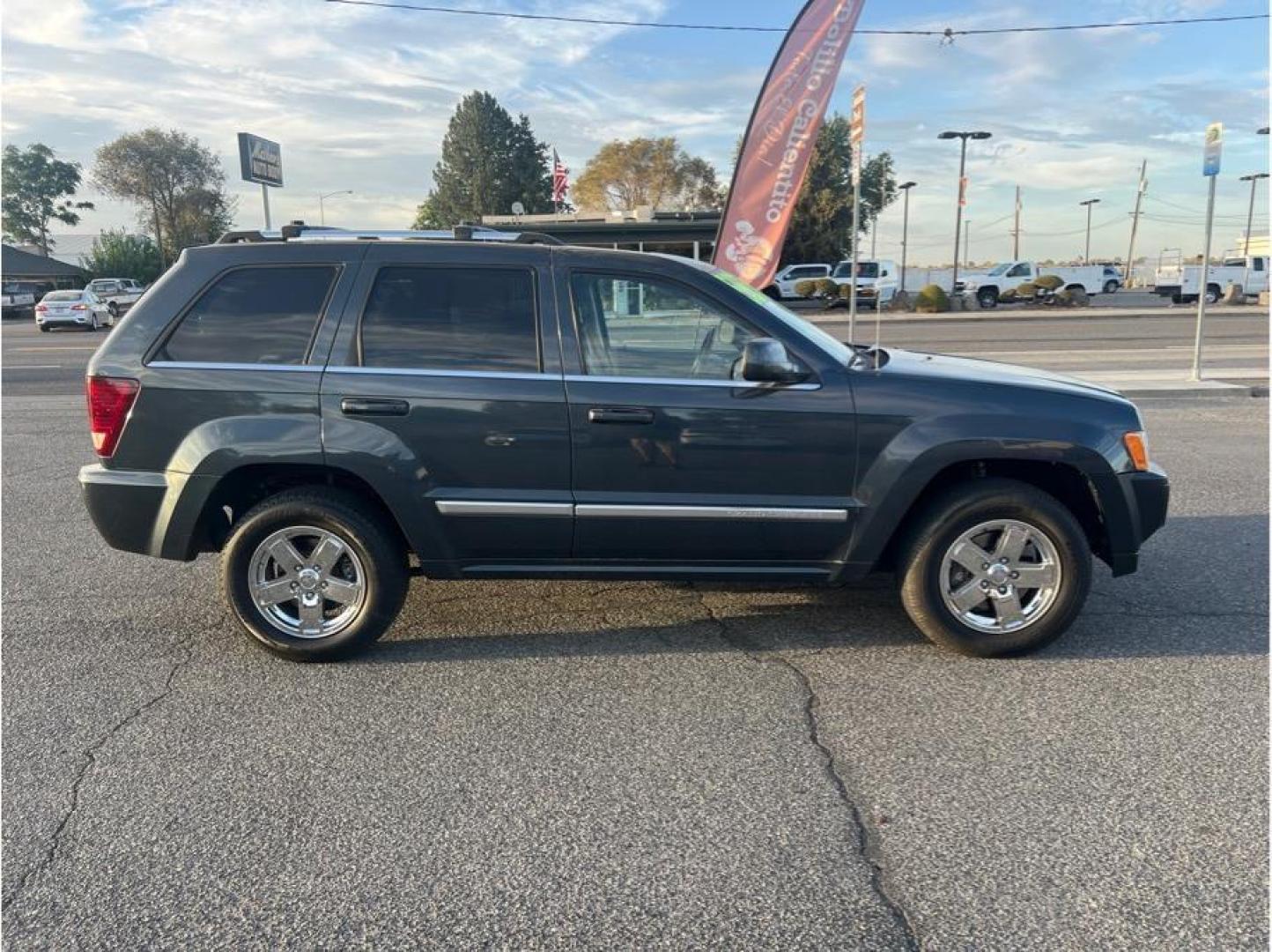 2007 No Color /No Color Jeep Grand Cherokee (1J8HR68237C) with an V8, HEMI, 5.7 Liter engine, Automatic transmission, located at 607 W Columbia Drive, Kennewick, WA, 99336, (509) 987-1069, 46.216743, -119.126404 - Photo#3