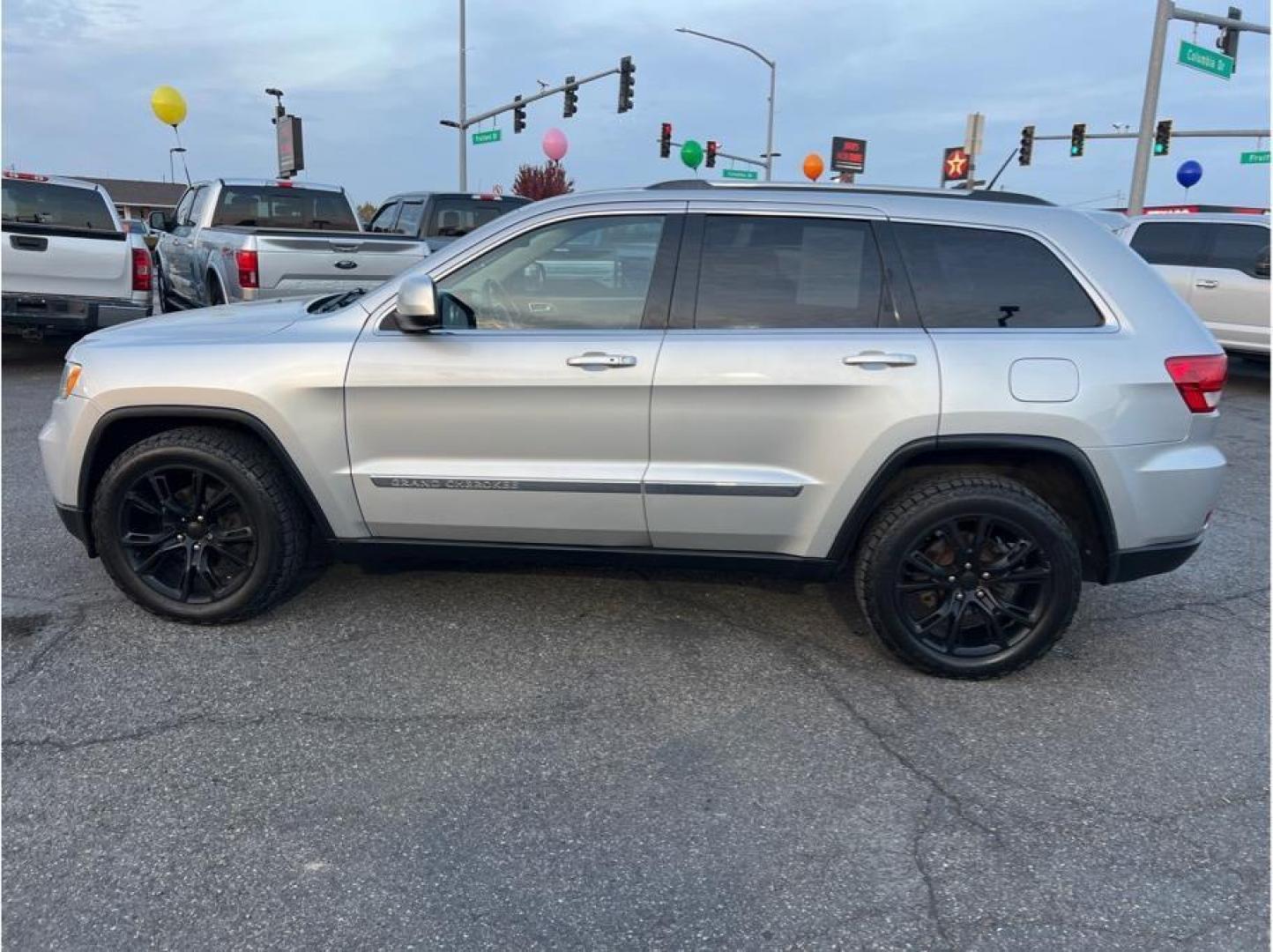 2012 Silver /No Color Jeep Grand Cherokee (1C4RJFAT1CC) with an V8, 5.7 Liter engine, Automatic, 5-Spd transmission, located at 607 W Columbia Drive, Kennewick, WA, 99336, (509) 987-1069, 46.216743, -119.126404 - Photo#7