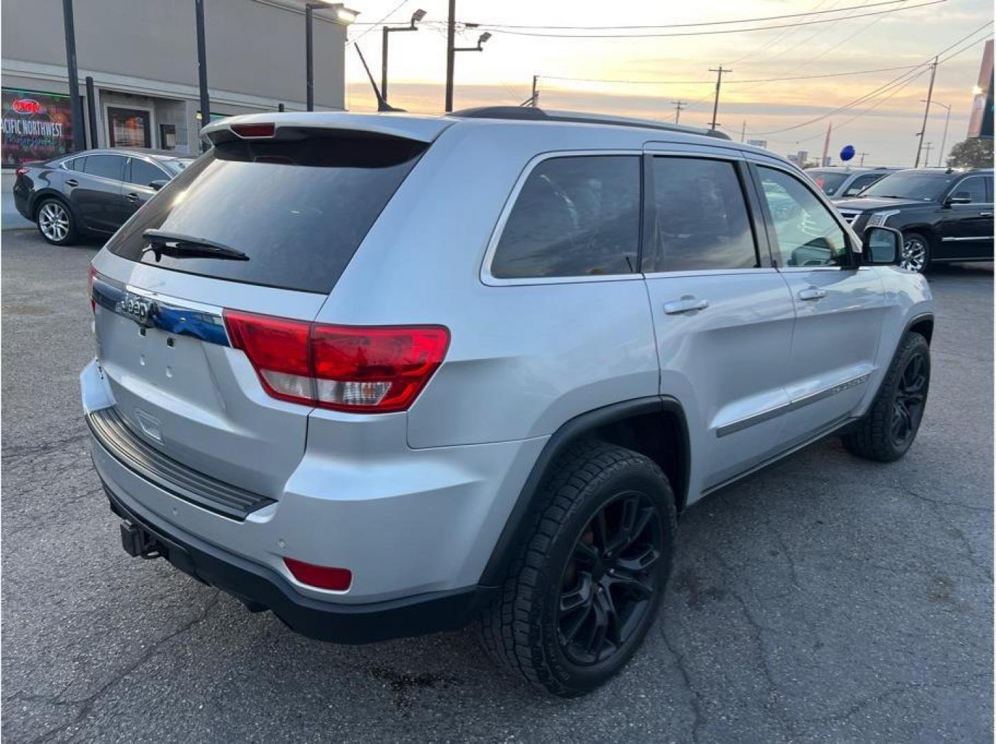 2012 Silver /No Color Jeep Grand Cherokee (1C4RJFAT1CC) with an V8, 5.7 Liter engine, Automatic, 5-Spd transmission, located at 607 W Columbia Drive, Kennewick, WA, 99336, (509) 987-1069, 46.216743, -119.126404 - Photo#4