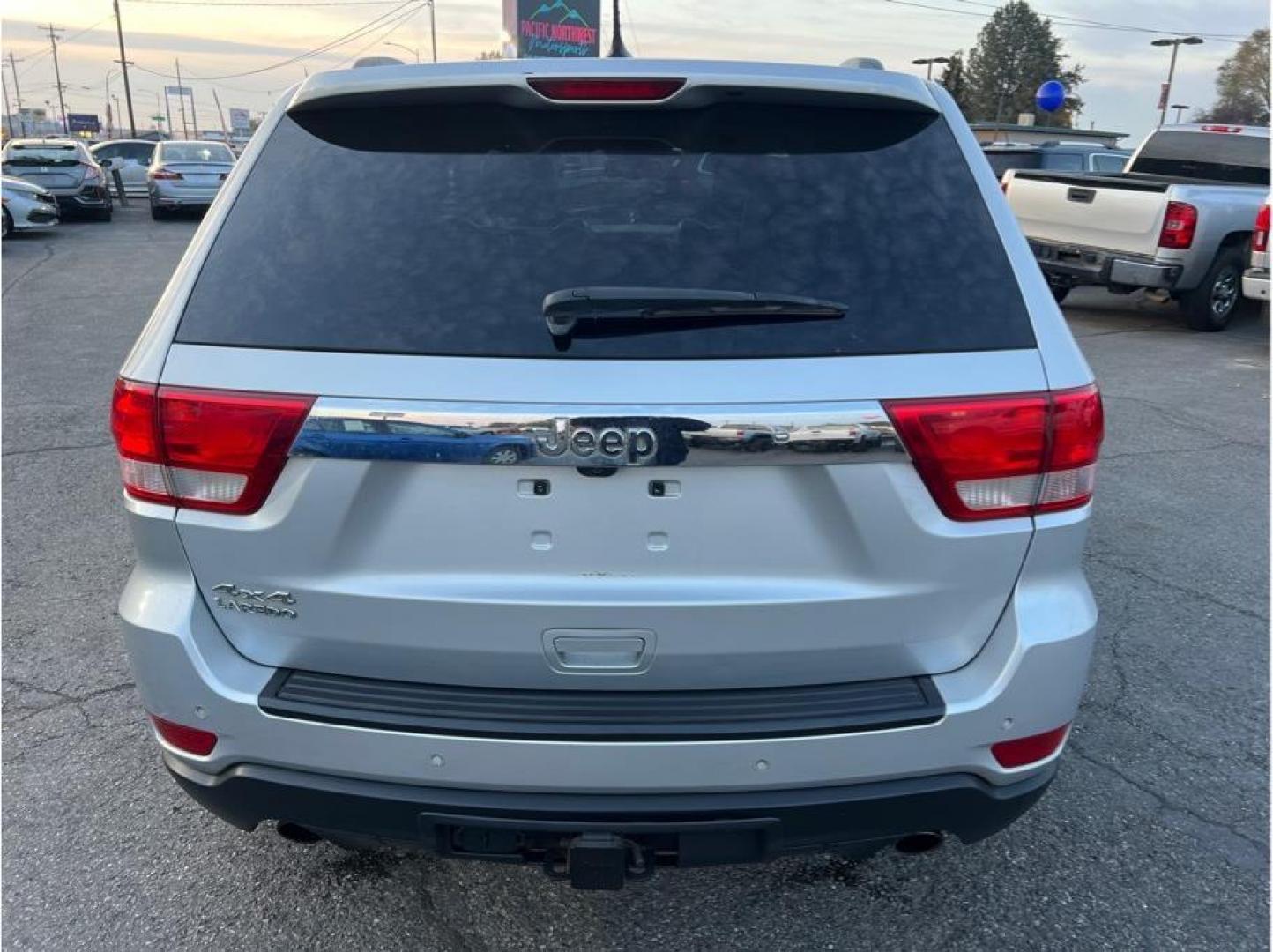 2012 Silver /No Color Jeep Grand Cherokee (1C4RJFAT1CC) with an V8, 5.7 Liter engine, Automatic, 5-Spd transmission, located at 607 W Columbia Drive, Kennewick, WA, 99336, (509) 987-1069, 46.216743, -119.126404 - Photo#5