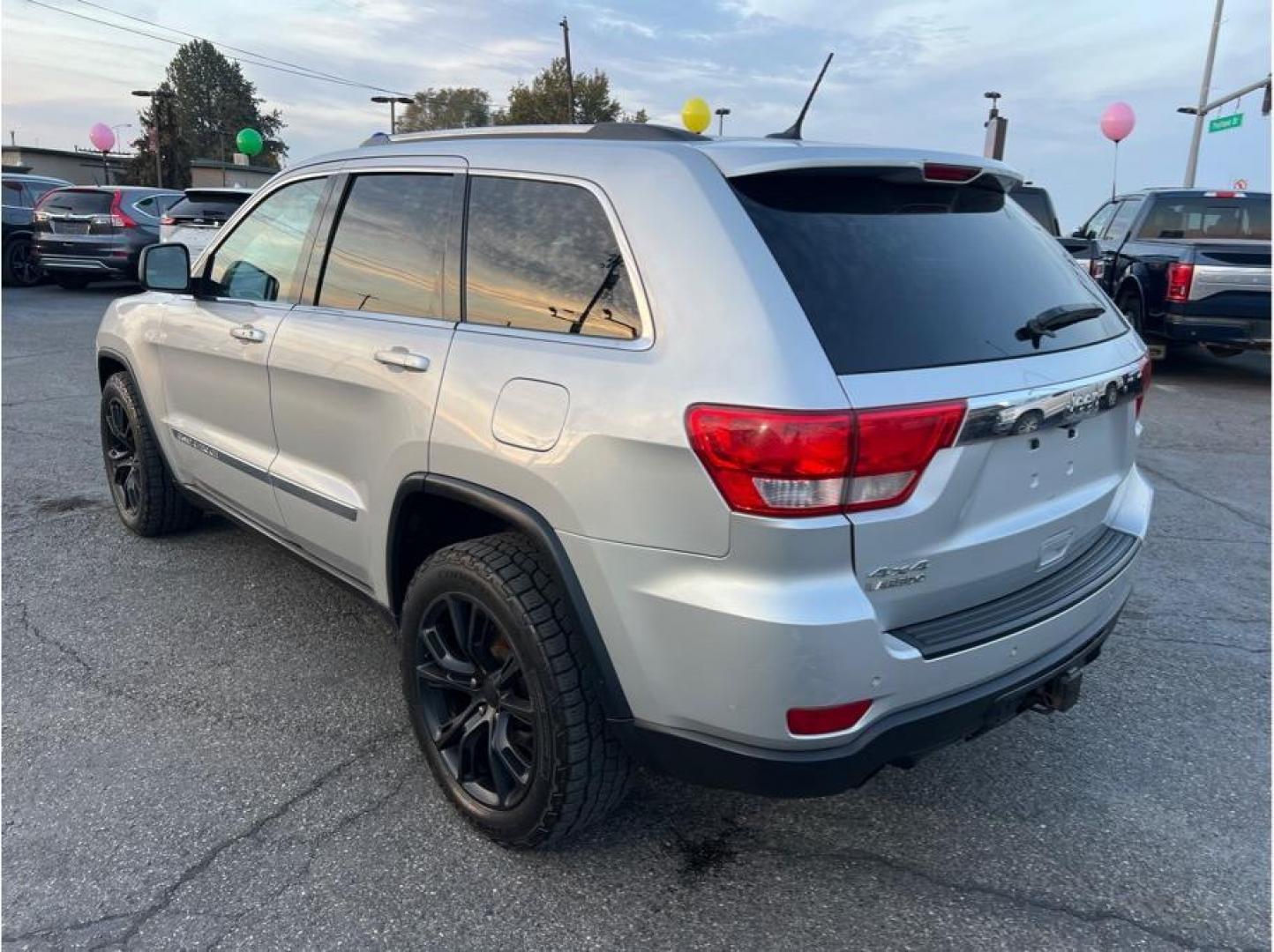 2012 Silver /No Color Jeep Grand Cherokee (1C4RJFAT1CC) with an V8, 5.7 Liter engine, Automatic, 5-Spd transmission, located at 607 W Columbia Drive, Kennewick, WA, 99336, (509) 987-1069, 46.216743, -119.126404 - Photo#6