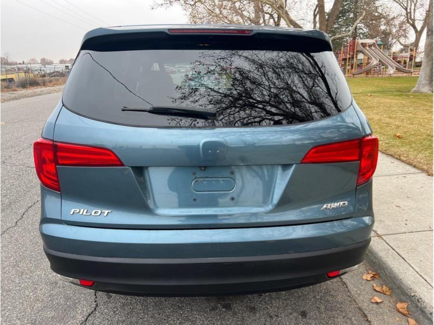 2016 Blue /No Color Honda Pilot (5FNYF6H52GB) with an V6, i-VTEC, 3.5 Liter engine, Automatic, 6-Spd transmission, located at 607 W Columbia Drive, Kennewick, WA, 99336, (509) 987-1069, 46.216743, -119.126404 - Photo#5