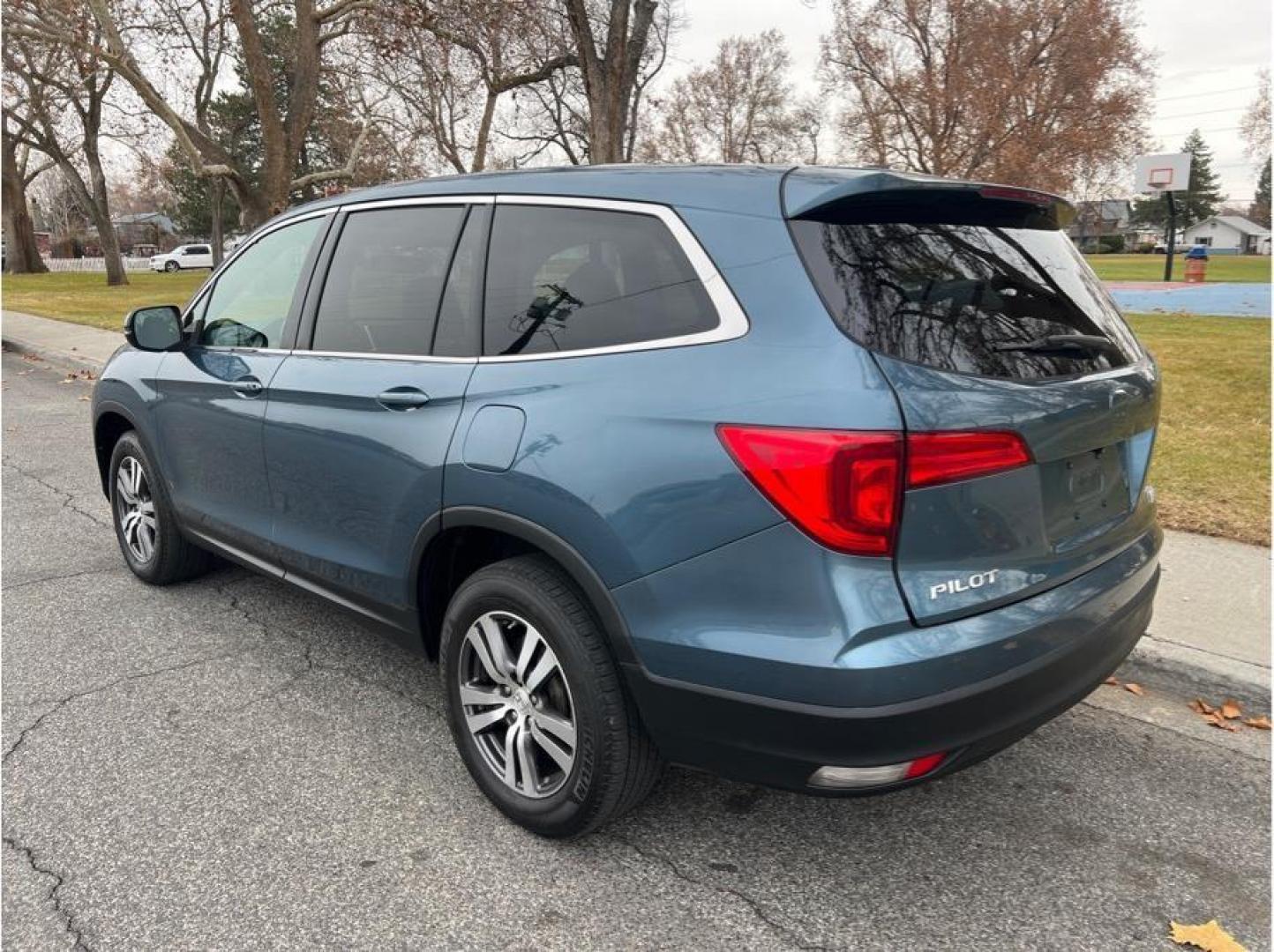 2016 Blue /No Color Honda Pilot (5FNYF6H52GB) with an V6, i-VTEC, 3.5 Liter engine, Automatic, 6-Spd transmission, located at 607 W Columbia Drive, Kennewick, WA, 99336, (509) 987-1069, 46.216743, -119.126404 - Photo#6