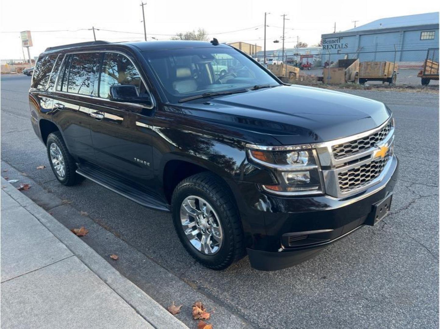 2015 Black /No Color Chevrolet Tahoe (1GNSKBKCXFR) with an V8, EcoTec3, FF, 5.3L engine, Auto, 6-Spd Overdrive transmission, located at 607 W Columbia Drive, Kennewick, WA, 99336, (509) 987-1069, 46.216743, -119.126404 - Photo#2