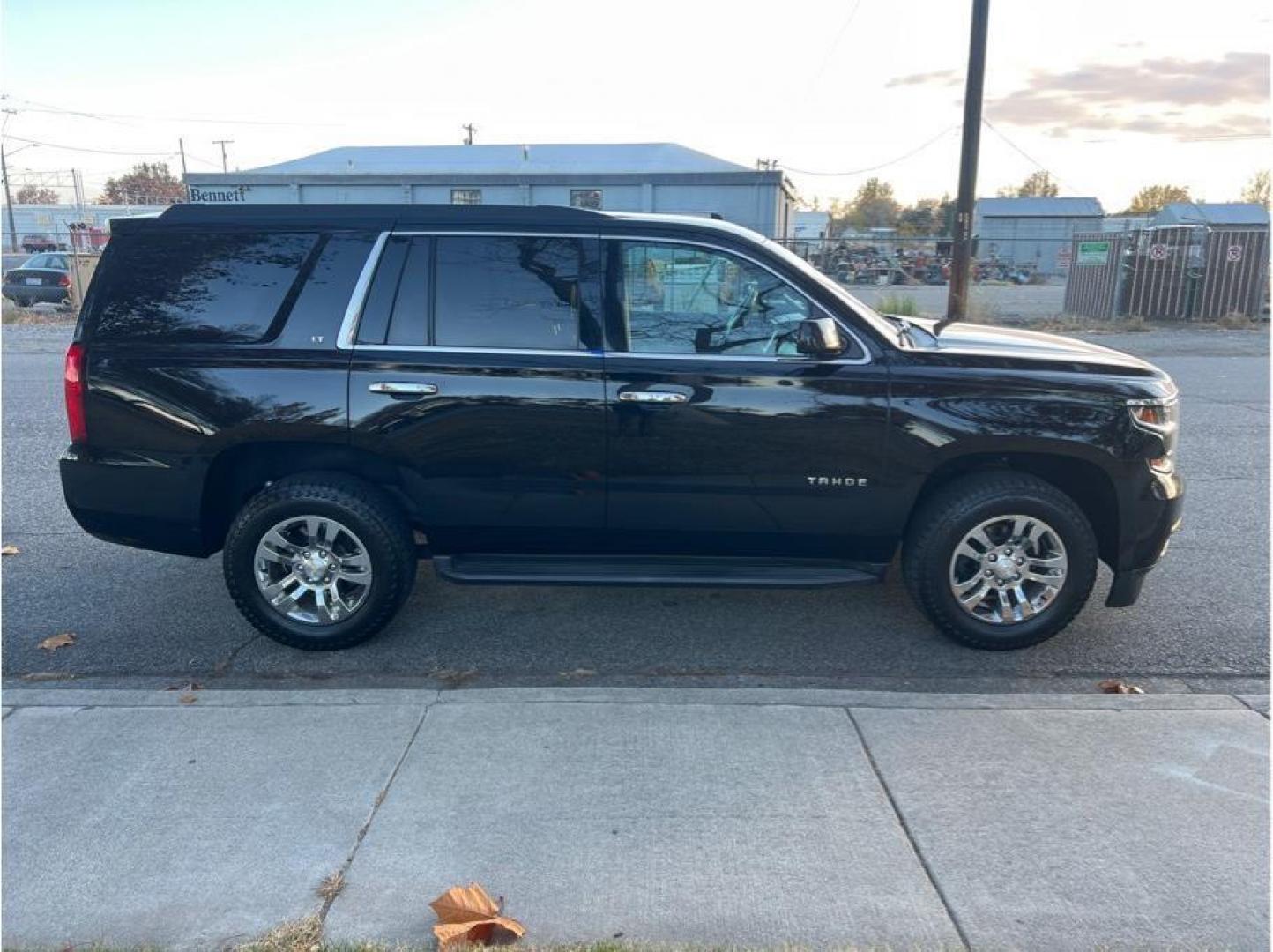 2015 Black /No Color Chevrolet Tahoe (1GNSKBKCXFR) with an V8, EcoTec3, FF, 5.3L engine, Auto, 6-Spd Overdrive transmission, located at 607 W Columbia Drive, Kennewick, WA, 99336, (509) 987-1069, 46.216743, -119.126404 - Photo#3