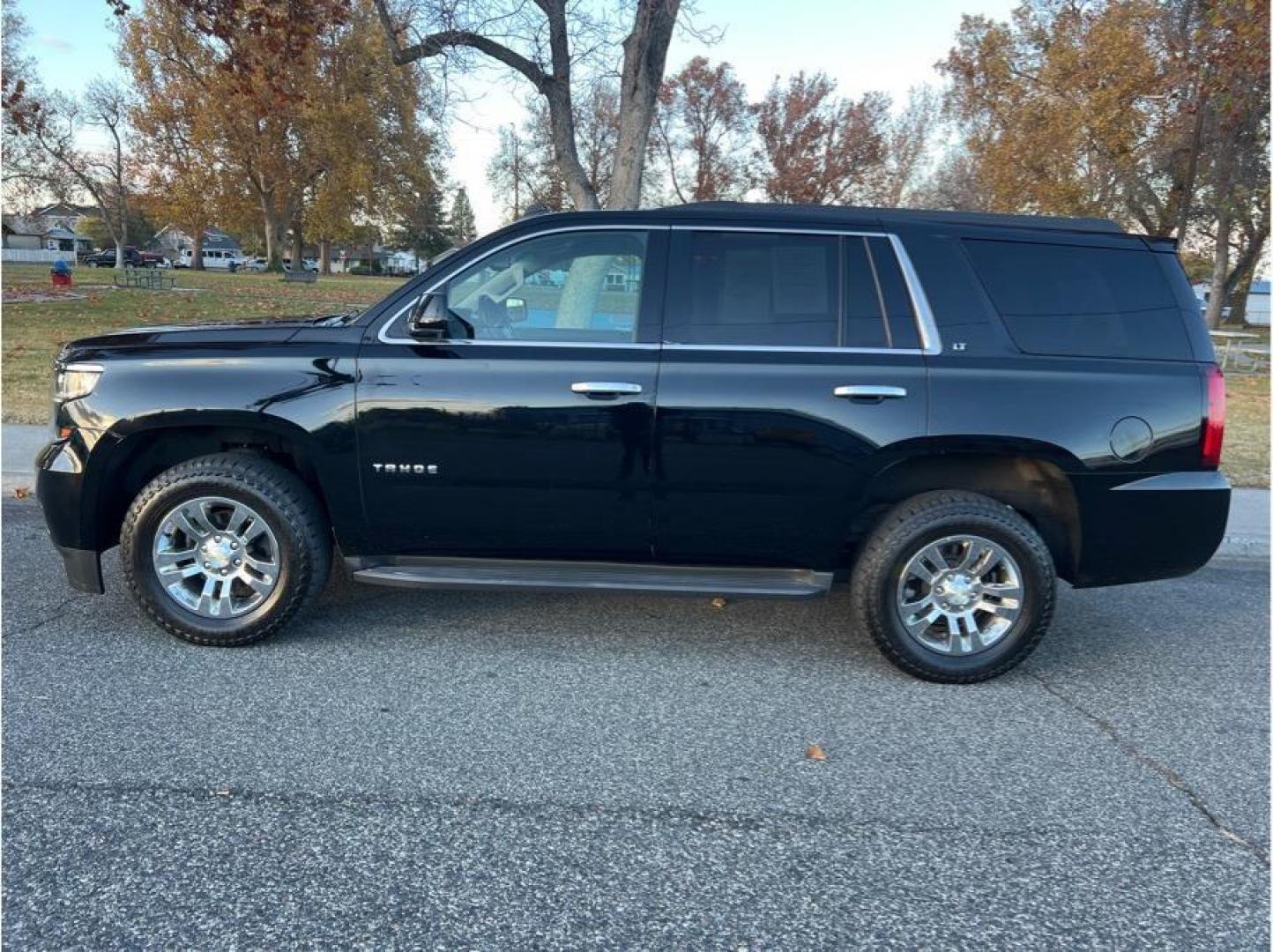 2015 Black /No Color Chevrolet Tahoe (1GNSKBKCXFR) with an V8, EcoTec3, FF, 5.3L engine, Auto, 6-Spd Overdrive transmission, located at 607 W Columbia Drive, Kennewick, WA, 99336, (509) 987-1069, 46.216743, -119.126404 - Photo#7