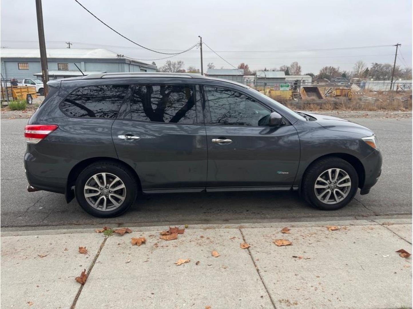 2014 Gray /No Color Nissan Pathfinder (5N1CR2MM0EC) with an 4-Cyl Hybrid Sprchrg 2.5L engine, Automatic, Xtronic CVT transmission, located at 607 W Columbia Drive, Kennewick, WA, 99336, (509) 987-1069, 46.216743, -119.126404 - Photo#3