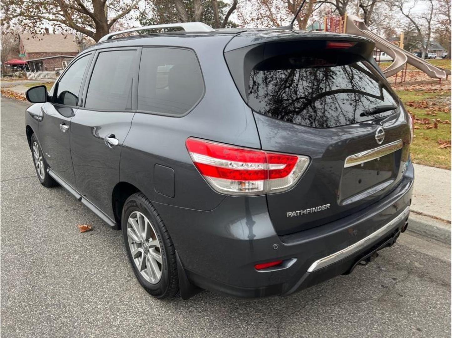 2014 Gray /No Color Nissan Pathfinder (5N1CR2MM0EC) with an 4-Cyl Hybrid Sprchrg 2.5L engine, Automatic, Xtronic CVT transmission, located at 607 W Columbia Drive, Kennewick, WA, 99336, (509) 987-1069, 46.216743, -119.126404 - Photo#6