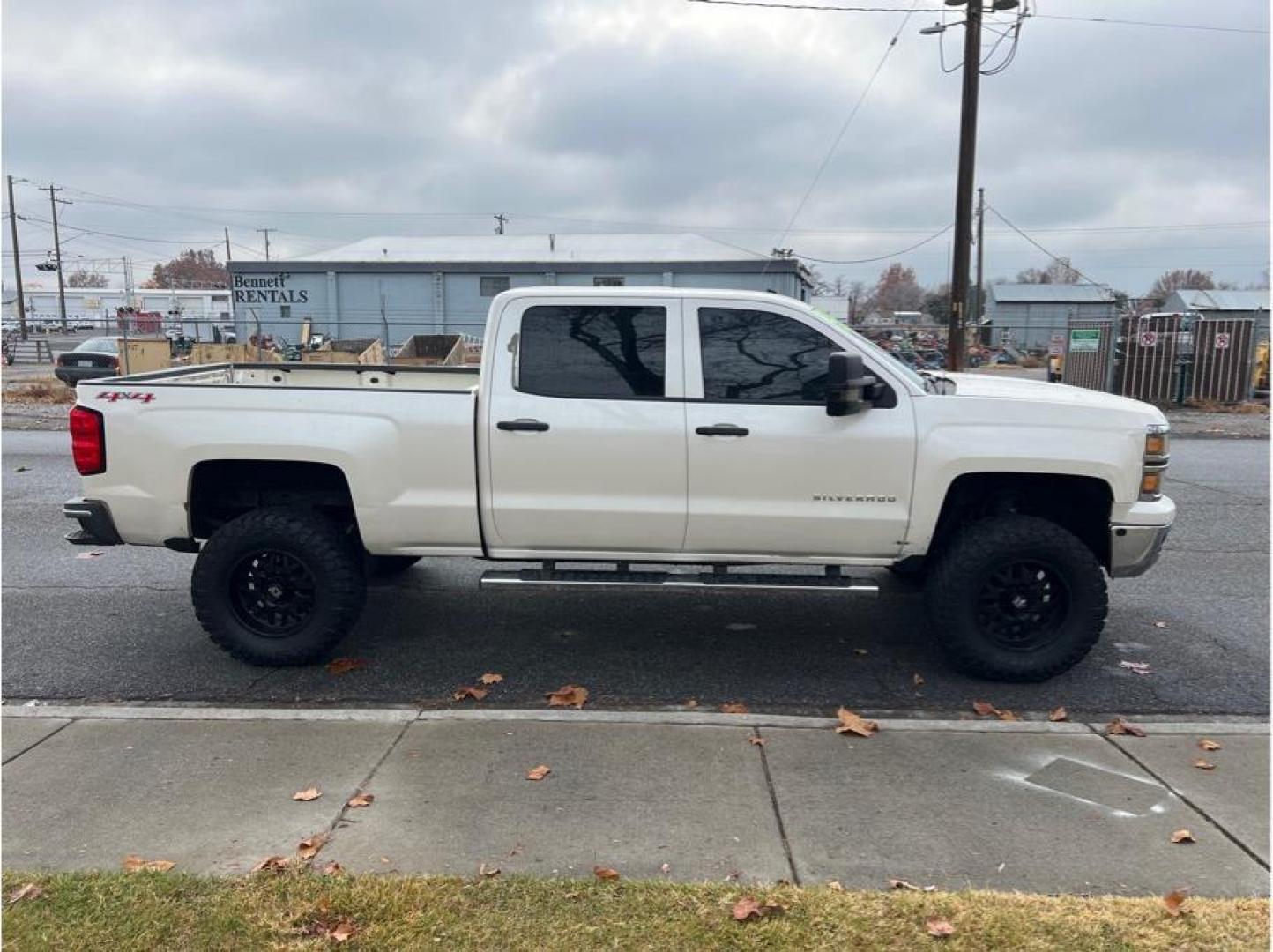 2014 White /No Color Chevrolet Silverado 1500 Crew Cab (3GCUKREC9EG) with an V8 EcoTec3 Flex Fuel 5.3L engine, Auto, 6-Spd HD Overdrive transmission, located at 607 W Columbia Drive, Kennewick, WA, 99336, (509) 987-1069, 46.216743, -119.126404 - Photo#3