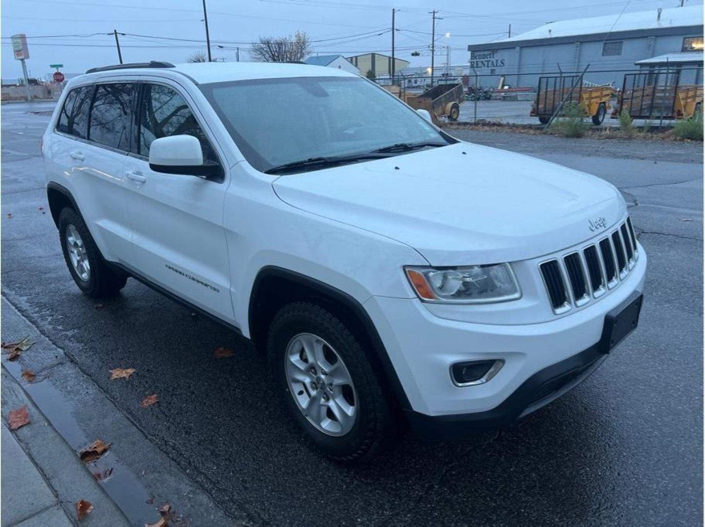 2014 White /No Color Jeep Grand Cherokee (1C4RJFAG1EC) with an V6, Flex Fuel, 3.6 Liter engine, Automatic, 8-Spd transmission, located at 607 W Columbia Drive, Kennewick, WA, 99336, (509) 987-1069, 46.216743, -119.126404 - Photo#2