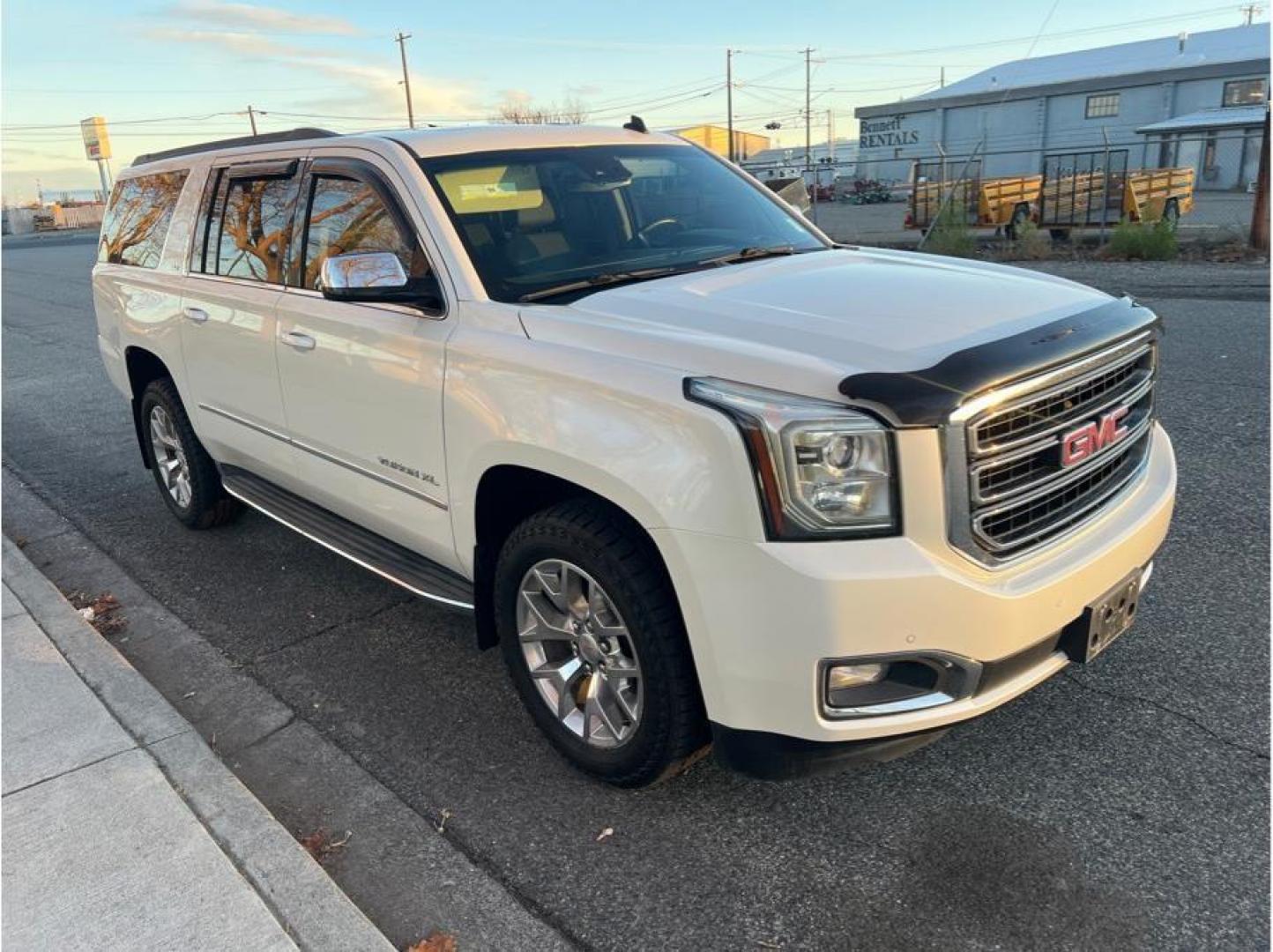 2015 White /No Color GMC Yukon XL (1GKS2HKC7FR) with an V8, EcoTec3, FF, 5.3L engine, Auto, 6-Spd HD Overdrive transmission, located at 607 W Columbia Drive, Kennewick, WA, 99336, (509) 987-1069, 46.216743, -119.126404 - Photo#2