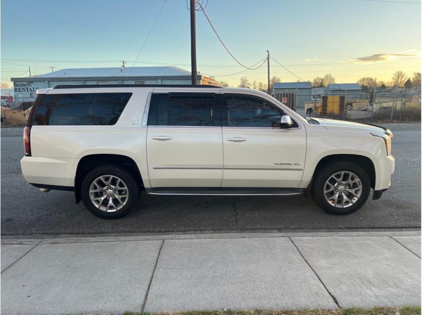 2015 White /No Color GMC Yukon XL (1GKS2HKC7FR) with an V8, EcoTec3, FF, 5.3L engine, Auto, 6-Spd HD Overdrive transmission, located at 607 W Columbia Drive, Kennewick, WA, 99336, (509) 987-1069, 46.216743, -119.126404 - Photo#3