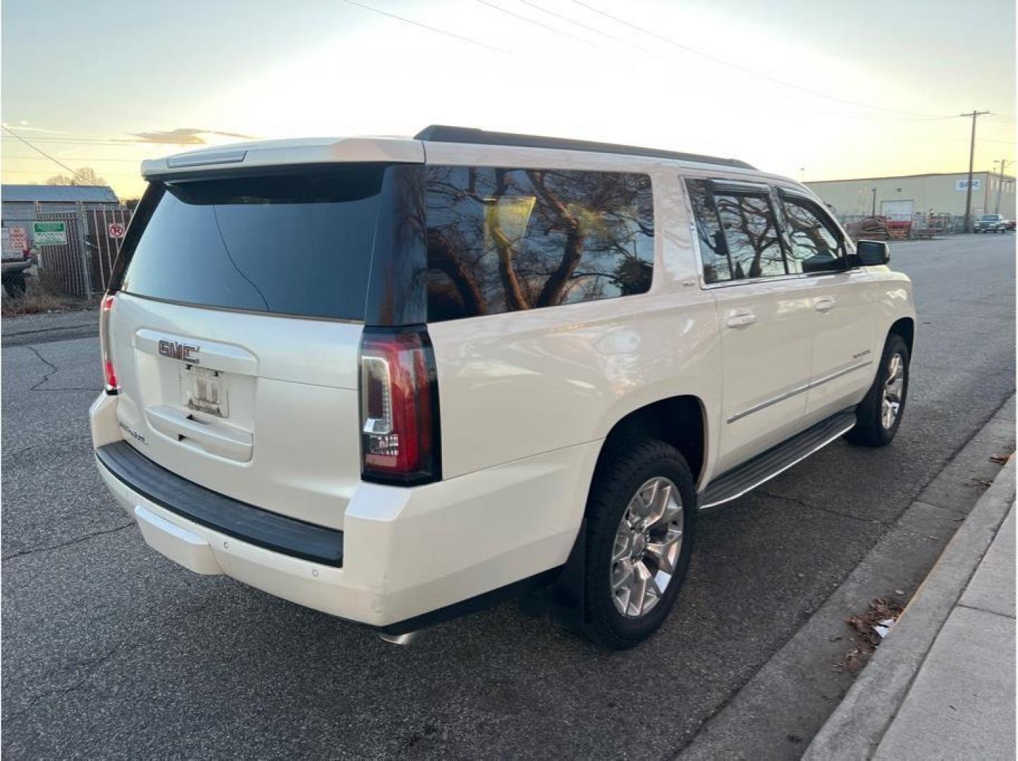 2015 White /No Color GMC Yukon XL (1GKS2HKC7FR) with an V8, EcoTec3, FF, 5.3L engine, Auto, 6-Spd HD Overdrive transmission, located at 607 W Columbia Drive, Kennewick, WA, 99336, (509) 987-1069, 46.216743, -119.126404 - Photo#4