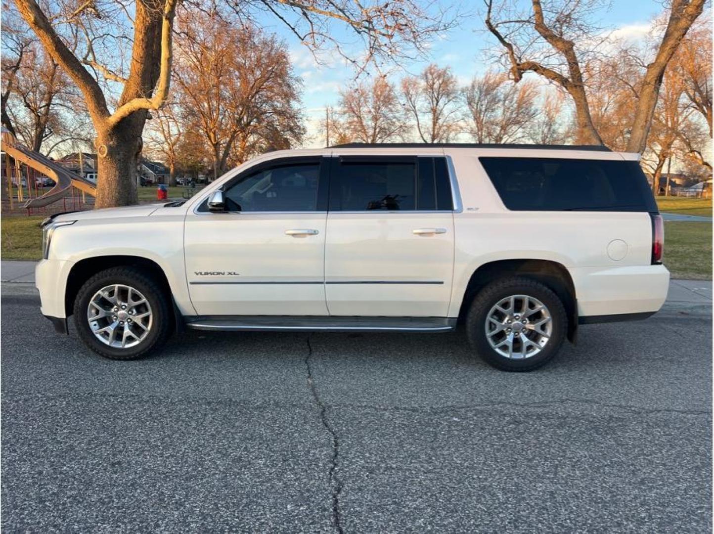 2015 White /No Color GMC Yukon XL (1GKS2HKC7FR) with an V8, EcoTec3, FF, 5.3L engine, Auto, 6-Spd HD Overdrive transmission, located at 607 W Columbia Drive, Kennewick, WA, 99336, (509) 987-1069, 46.216743, -119.126404 - Photo#7