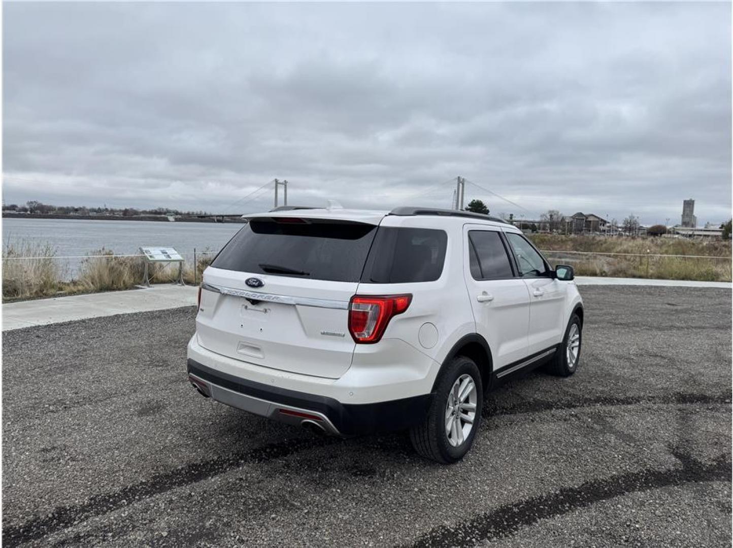 2017 White /No Color Ford Explorer (1FM5K7DH7HG) with an 4-Cyl, EcoBoost, 2.3T engine, Auto, 6-Spd SelectShift transmission, located at 607 W Columbia Drive, Kennewick, WA, 99336, (509) 987-1069, 46.216743, -119.126404 - Photo#12