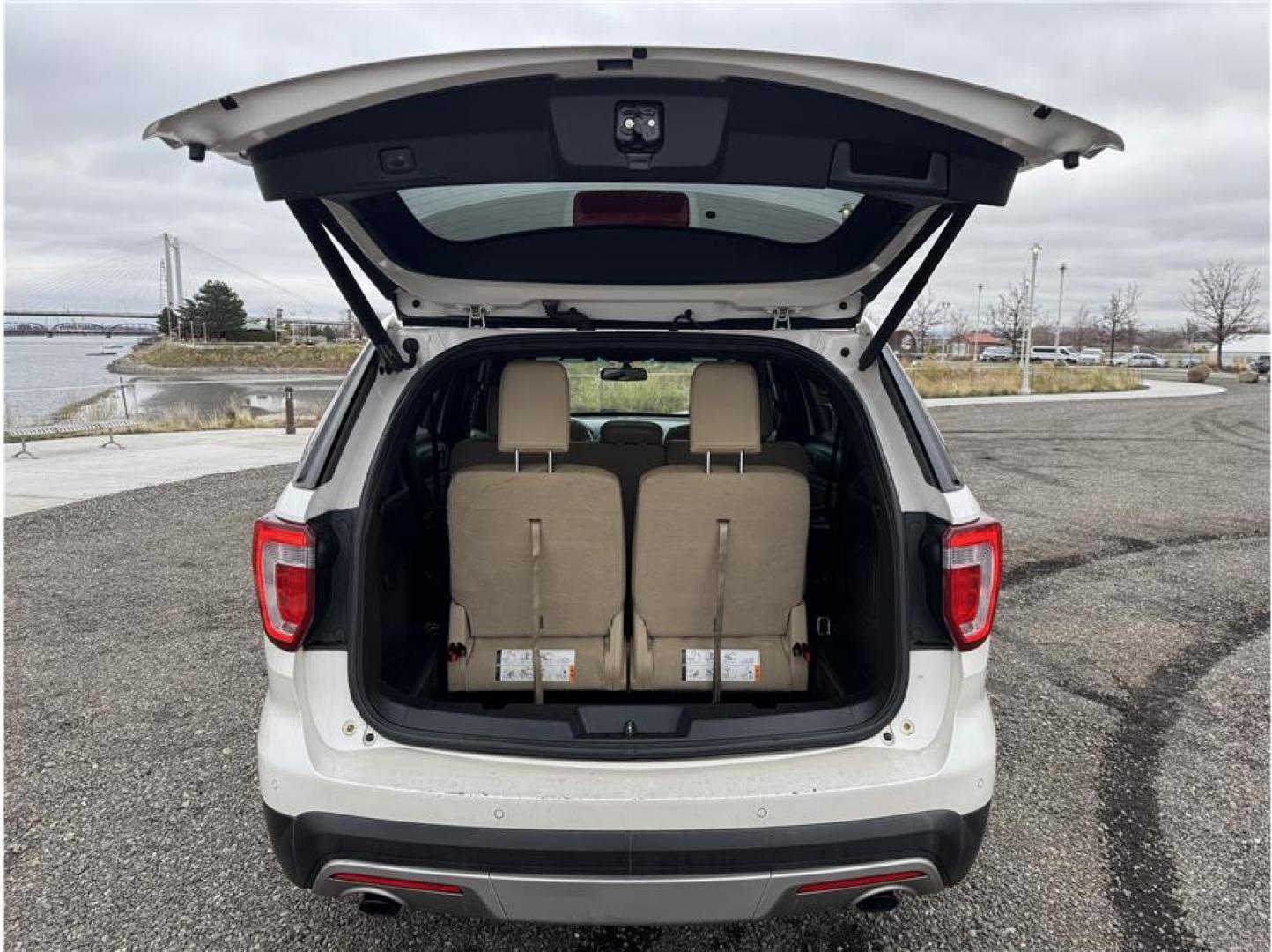 2017 White /No Color Ford Explorer (1FM5K7DH7HG) with an 4-Cyl, EcoBoost, 2.3T engine, Auto, 6-Spd SelectShift transmission, located at 607 W Columbia Drive, Kennewick, WA, 99336, (509) 987-1069, 46.216743, -119.126404 - Photo#13