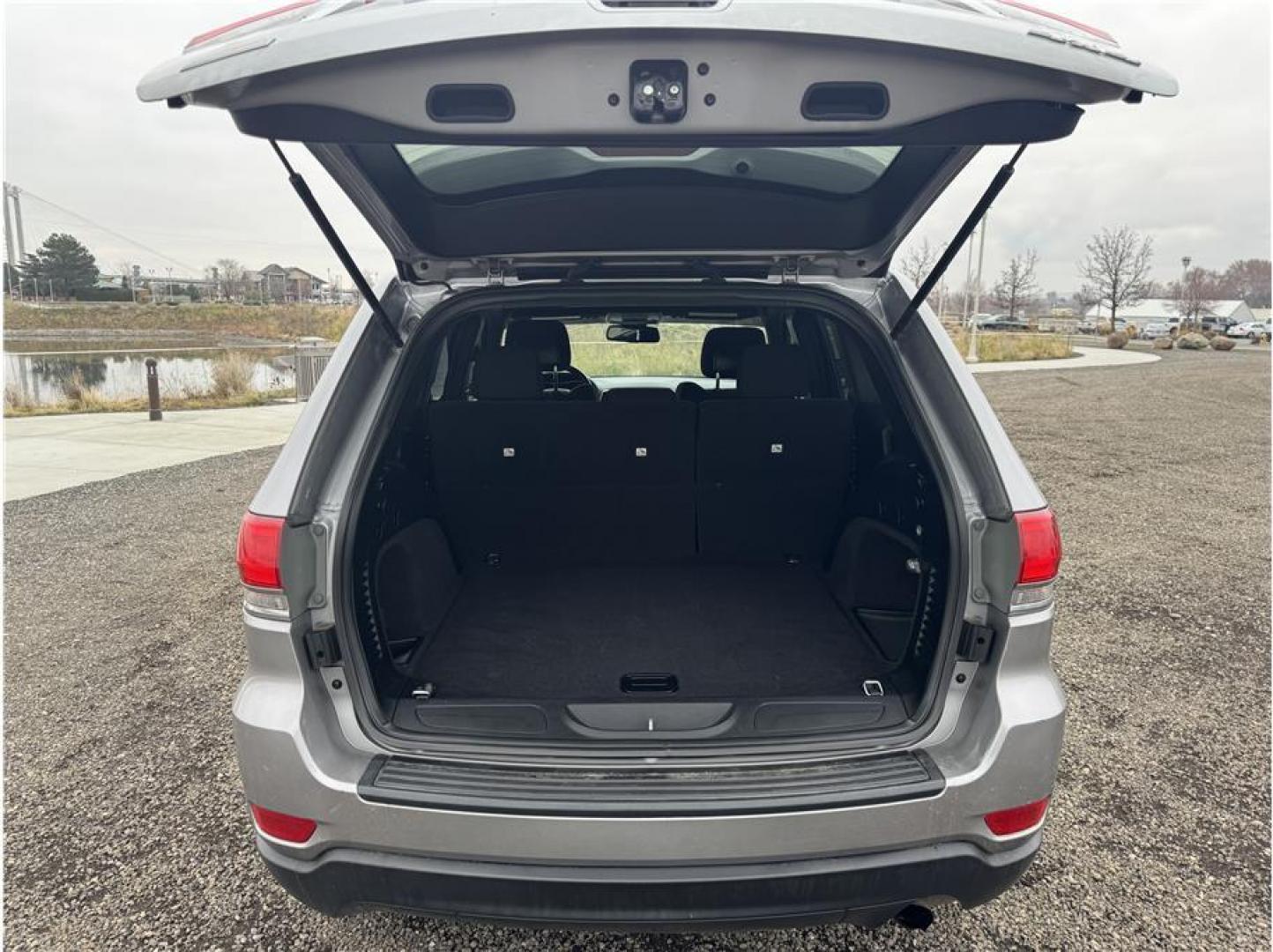 2015 Silver /No Color Jeep Grand Cherokee (1C4RJFAG8FC) with an V6, Flex Fuel, 3.6 Liter engine, Automatic, 8-Spd transmission, located at 607 W Columbia Drive, Kennewick, WA, 99336, (509) 987-1069, 46.216743, -119.126404 - Photo#11