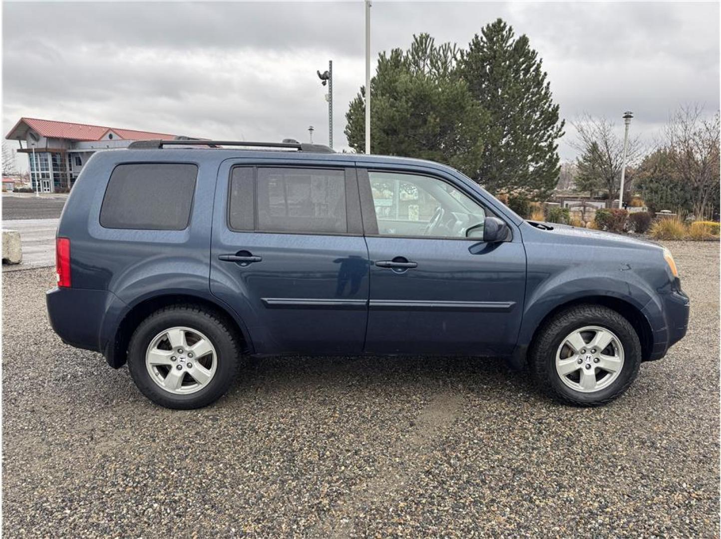 2011 Blue /No Color Honda Pilot (5FNYF4H72BB) with an V6, VTEC, 3.5 Liter engine, Automatic, 5-Spd w/Overdrive transmission, located at 607 W Columbia Drive, Kennewick, WA, 99336, (509) 987-1069, 46.216743, -119.126404 - Photo#12