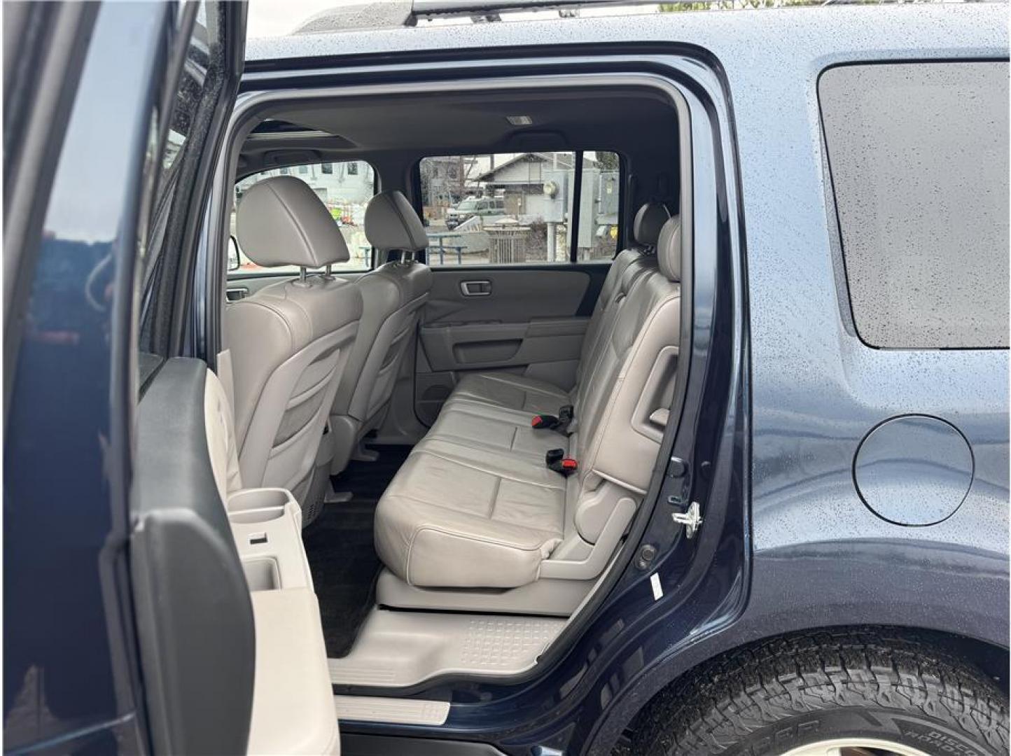 2011 Blue /No Color Honda Pilot (5FNYF4H72BB) with an V6, VTEC, 3.5 Liter engine, Automatic, 5-Spd w/Overdrive transmission, located at 607 W Columbia Drive, Kennewick, WA, 99336, (509) 987-1069, 46.216743, -119.126404 - Photo#2