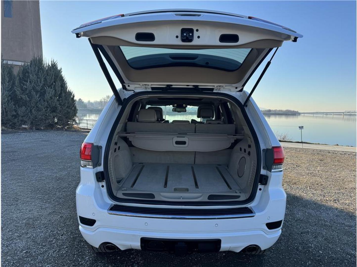 2014 White /No Color Jeep Grand Cherokee (1C4RJFCG7EC) with an V6, Flex Fuel, 3.6 Liter engine, Automatic, 8-Spd transmission, located at 607 W Columbia Drive, Kennewick, WA, 99336, (509) 987-1069, 46.216743, -119.126404 - Photo#15