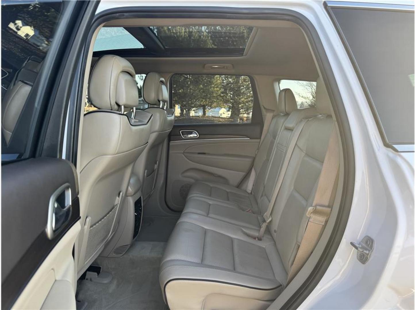 2014 White /No Color Jeep Grand Cherokee (1C4RJFCG7EC) with an V6, Flex Fuel, 3.6 Liter engine, Automatic, 8-Spd transmission, located at 607 W Columbia Drive, Kennewick, WA, 99336, (509) 987-1069, 46.216743, -119.126404 - Photo#2