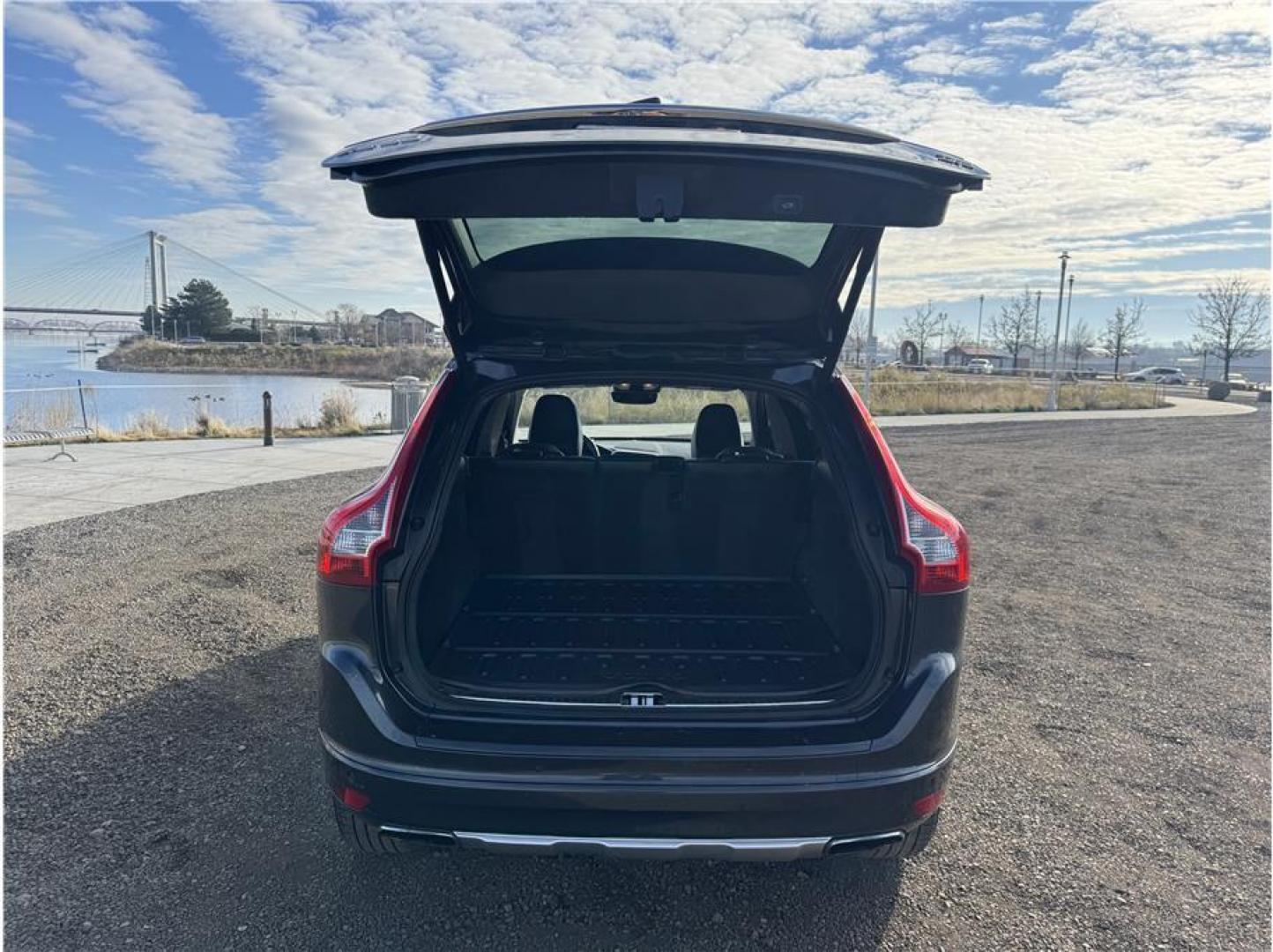 2015 Gray /No Color Volvo XC60 (YV4612RM2F2) with an 5-Cyl, Turbo, 2.5 Liter engine, Auto, 6-Spd Geartronic transmission, located at 607 W Columbia Drive, Kennewick, WA, 99336, (509) 987-1069, 46.216743, -119.126404 - Photo#14