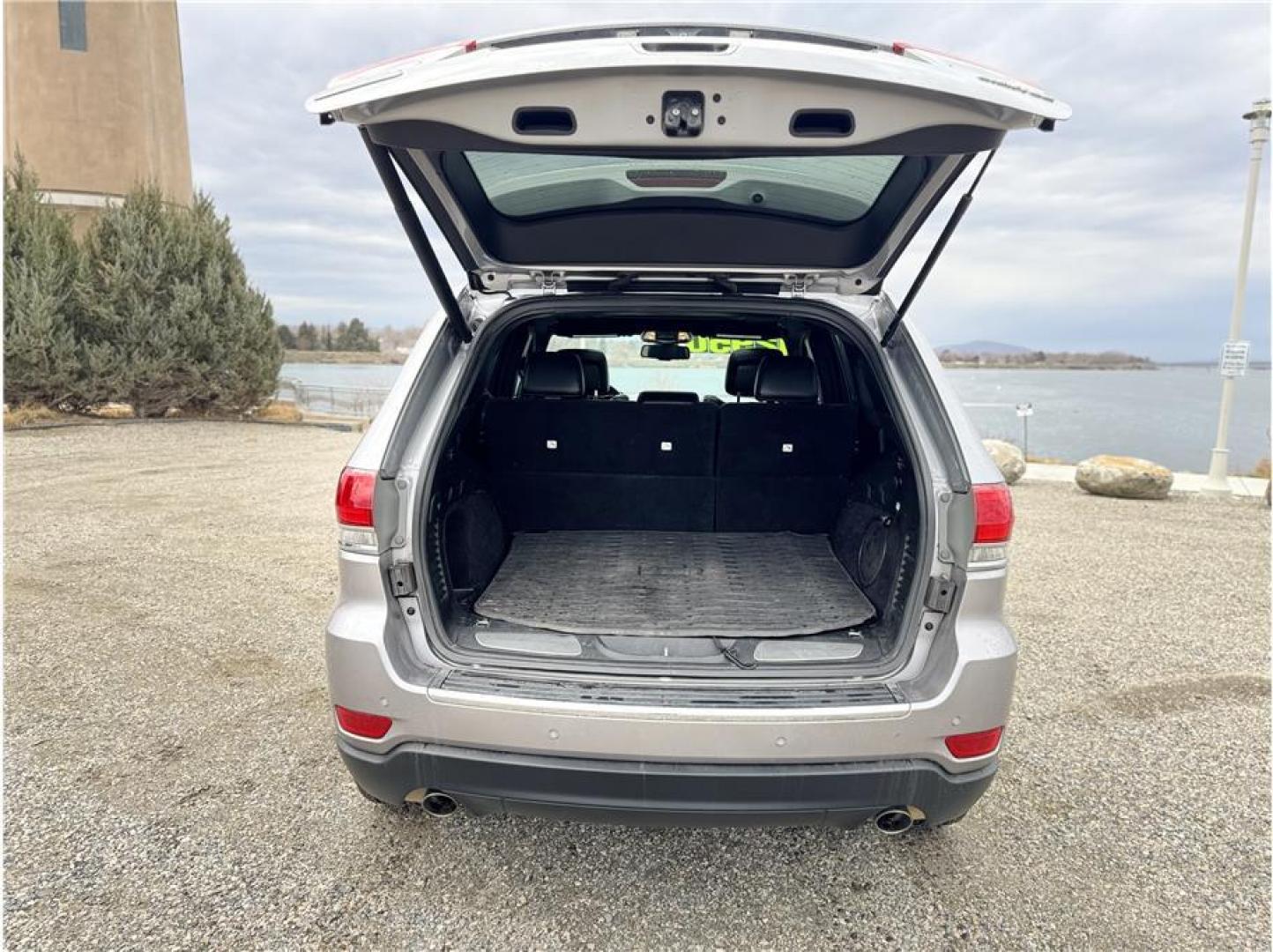 2014 Silver /No Color Jeep Grand Cherokee (1C4RJFBM2EC) with an V6, EcoDiesel, 3.0T engine, Automatic, 8-Spd transmission, located at 607 W Columbia Drive, Kennewick, WA, 99336, (509) 987-1069, 46.216743, -119.126404 - Photo#13