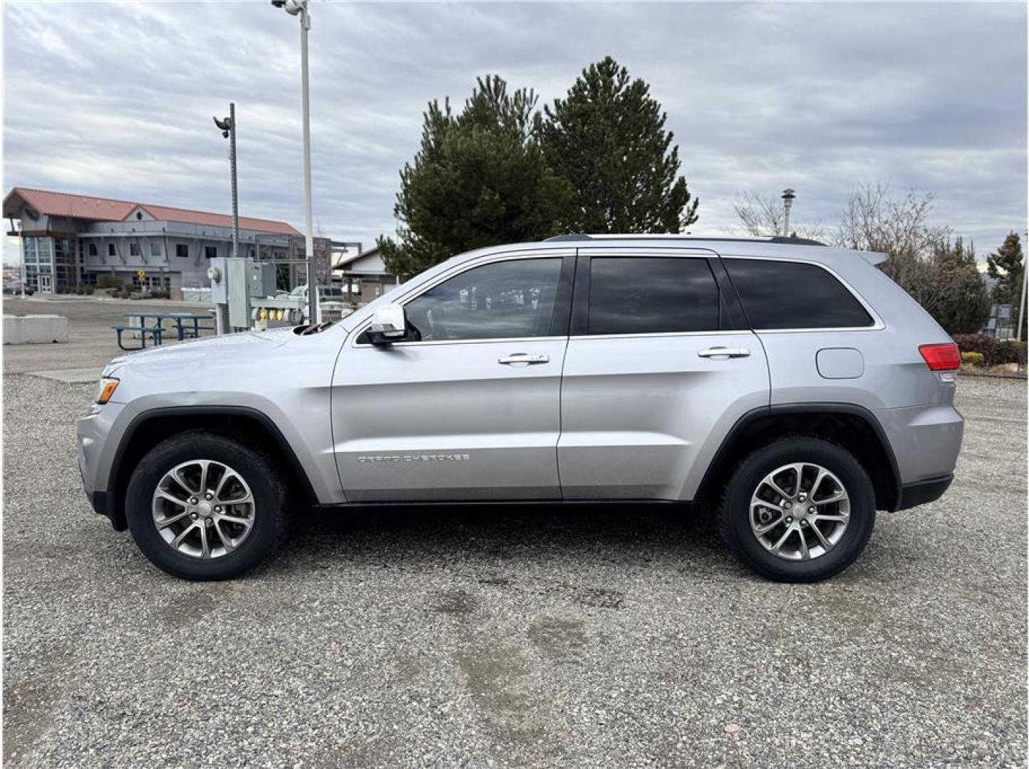 2014 Silver /No Color Jeep Grand Cherokee (1C4RJFBM2EC) with an V6, EcoDiesel, 3.0T engine, Automatic, 8-Spd transmission, located at 607 W Columbia Drive, Kennewick, WA, 99336, (509) 987-1069, 46.216743, -119.126404 - Photo#1